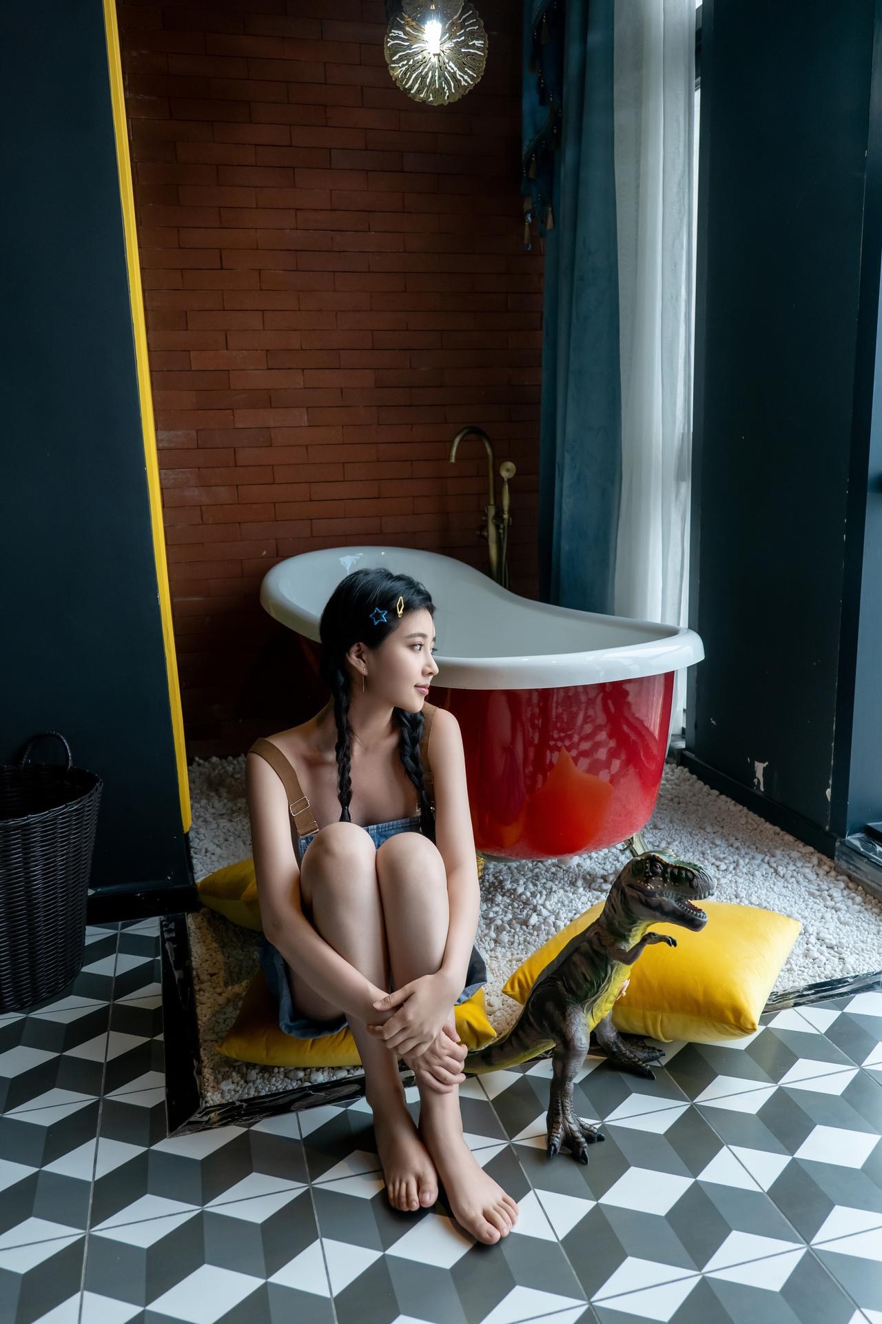 [私房] 年年Nnian - Quần yếm lưng: quần yếm denim, bồn tắm, vai trần tươi mới, khoe ngực đẹp 80P