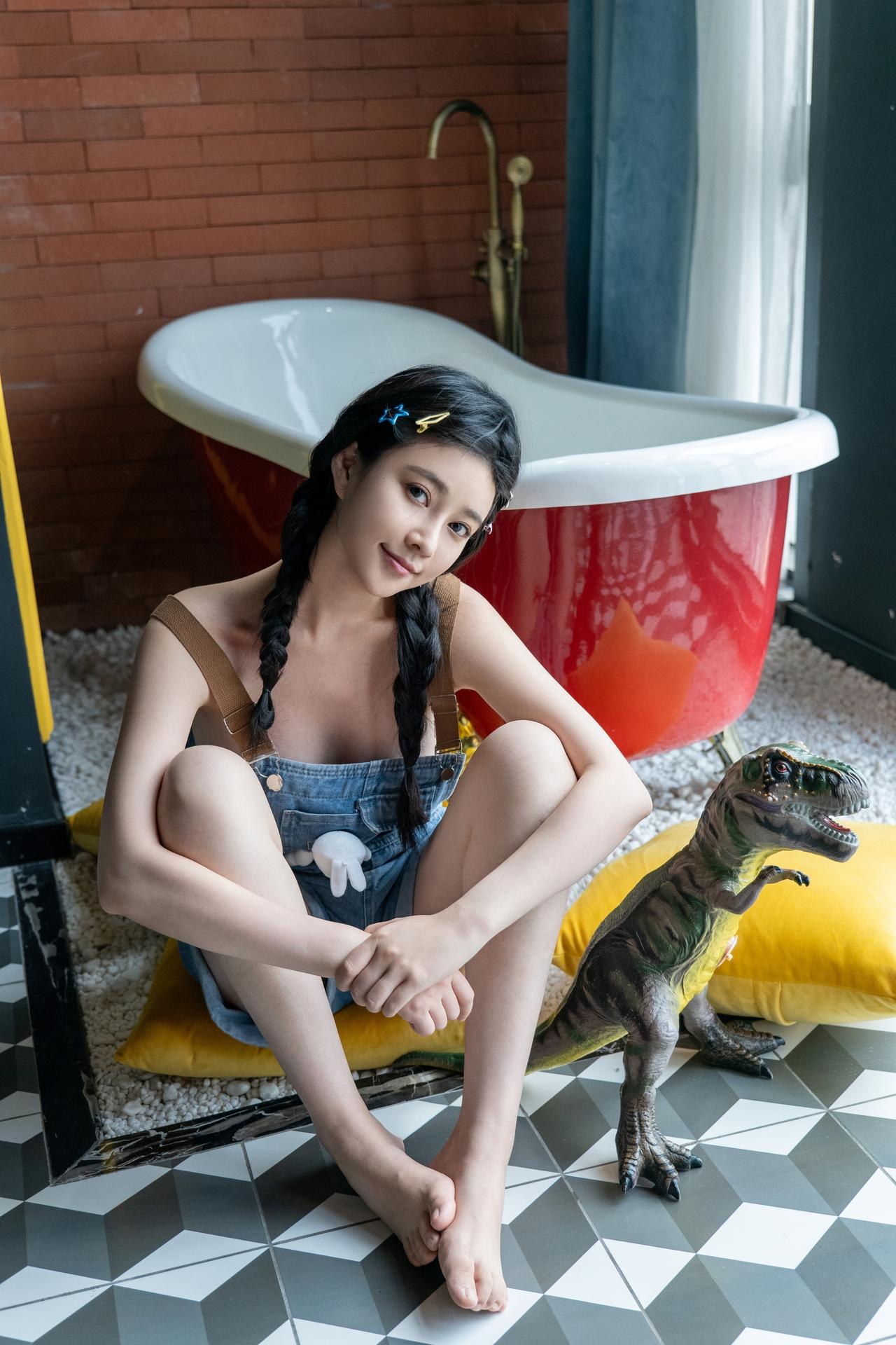 [私房] 年年Nnian - Quần yếm lưng: quần yếm denim, bồn tắm, vai trần tươi mới, khoe ngực đẹp 80P