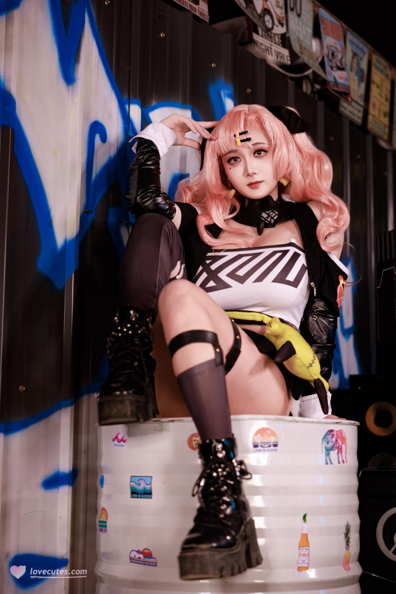 [cosplay] 阿雪雪 - NIKKE胜利女神 妮可：粉发街头夹克黑丝大尺度 92P1V