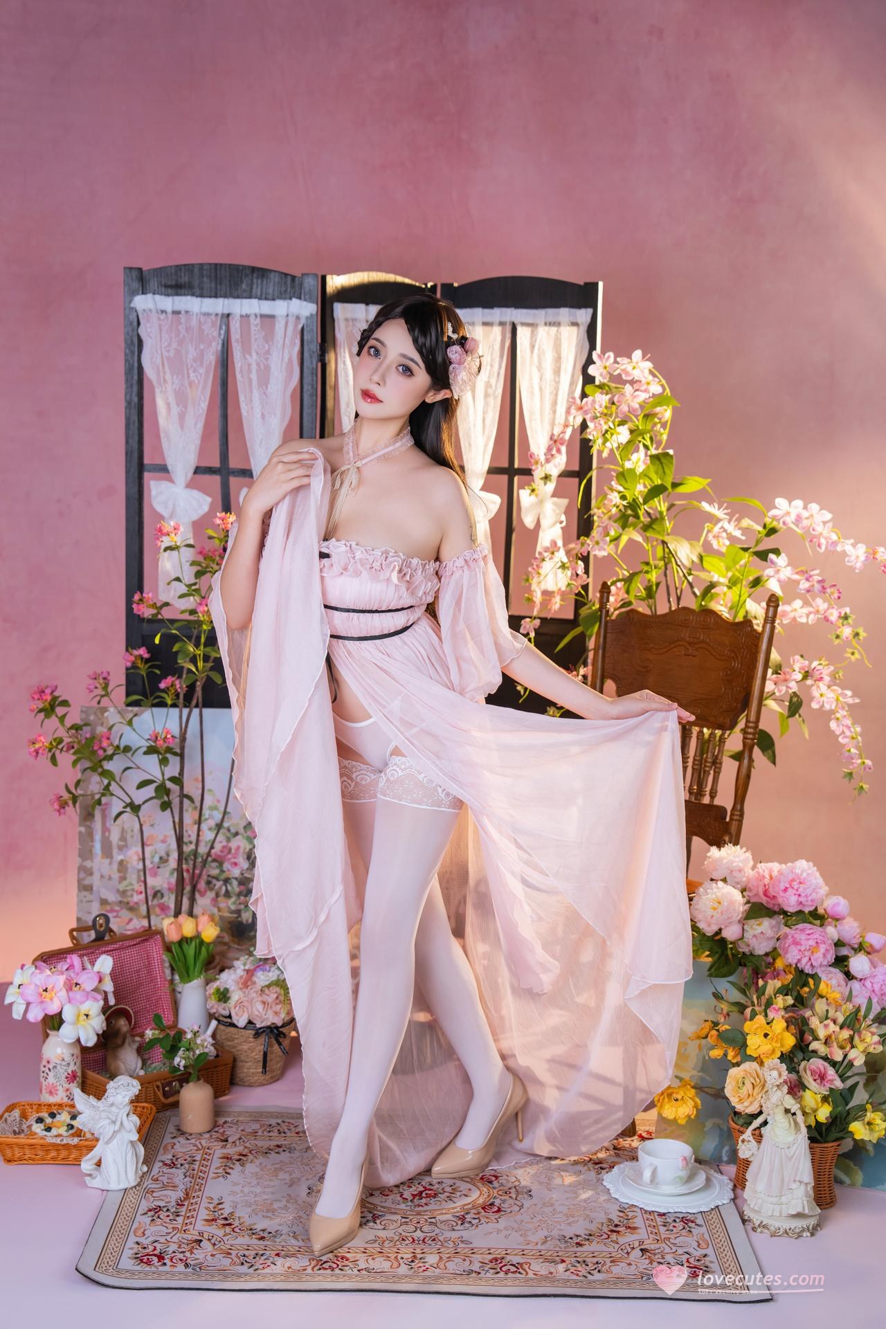 [私房] 奈汐酱nice - Trà hồng: nội y ren hồng, trắng tất trong phòng hoa 80P1V