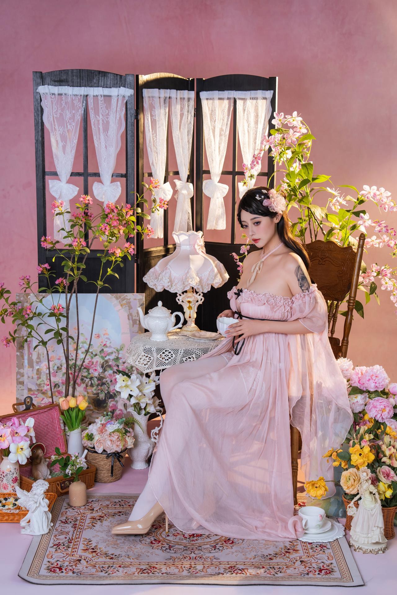 [私房] 奈汐酱nice - Trà hồng: nội y ren hồng, trắng tất trong phòng hoa 80P1V