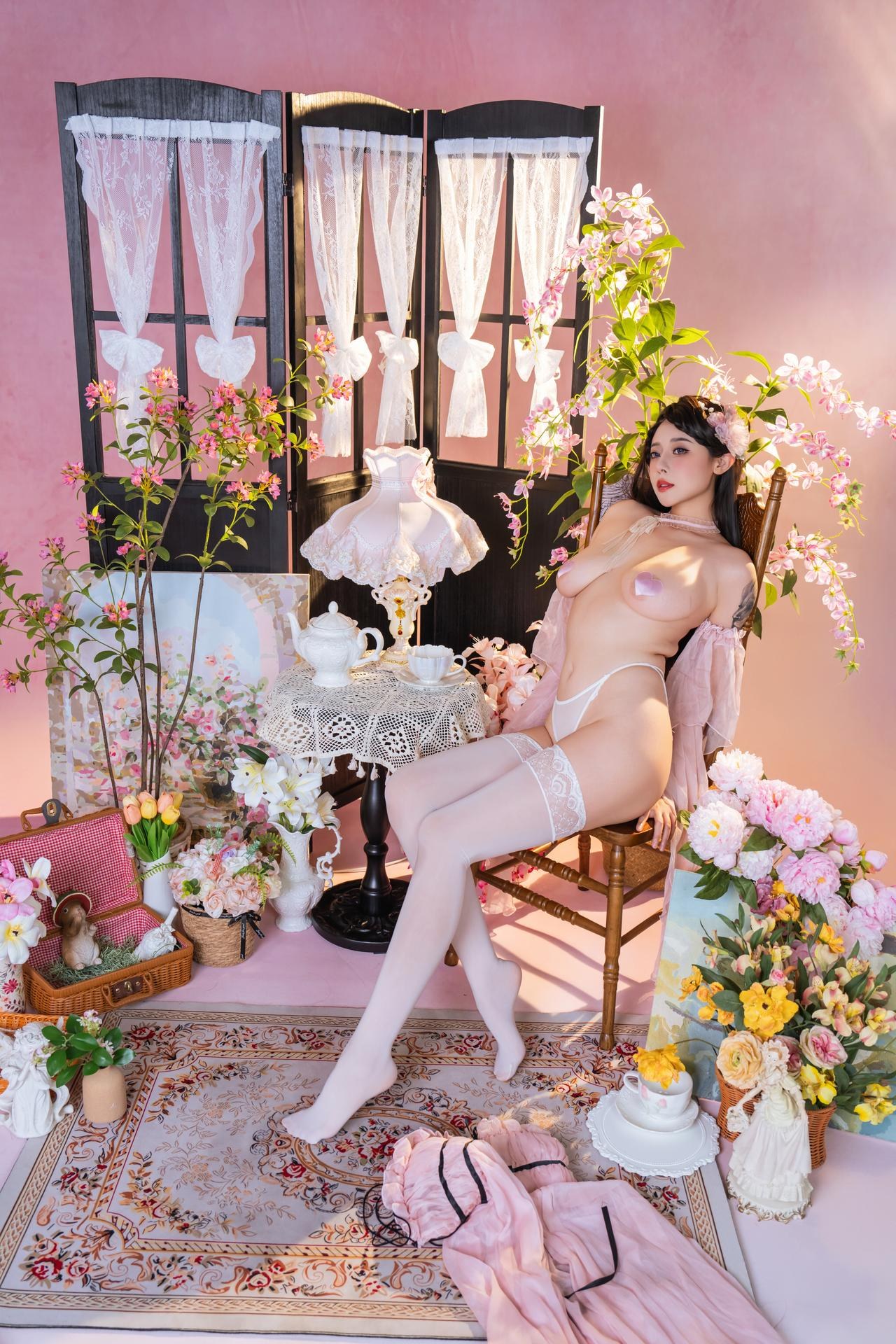 [私房] 奈汐酱nice - Trà hồng: nội y ren hồng, trắng tất trong phòng hoa 80P1V