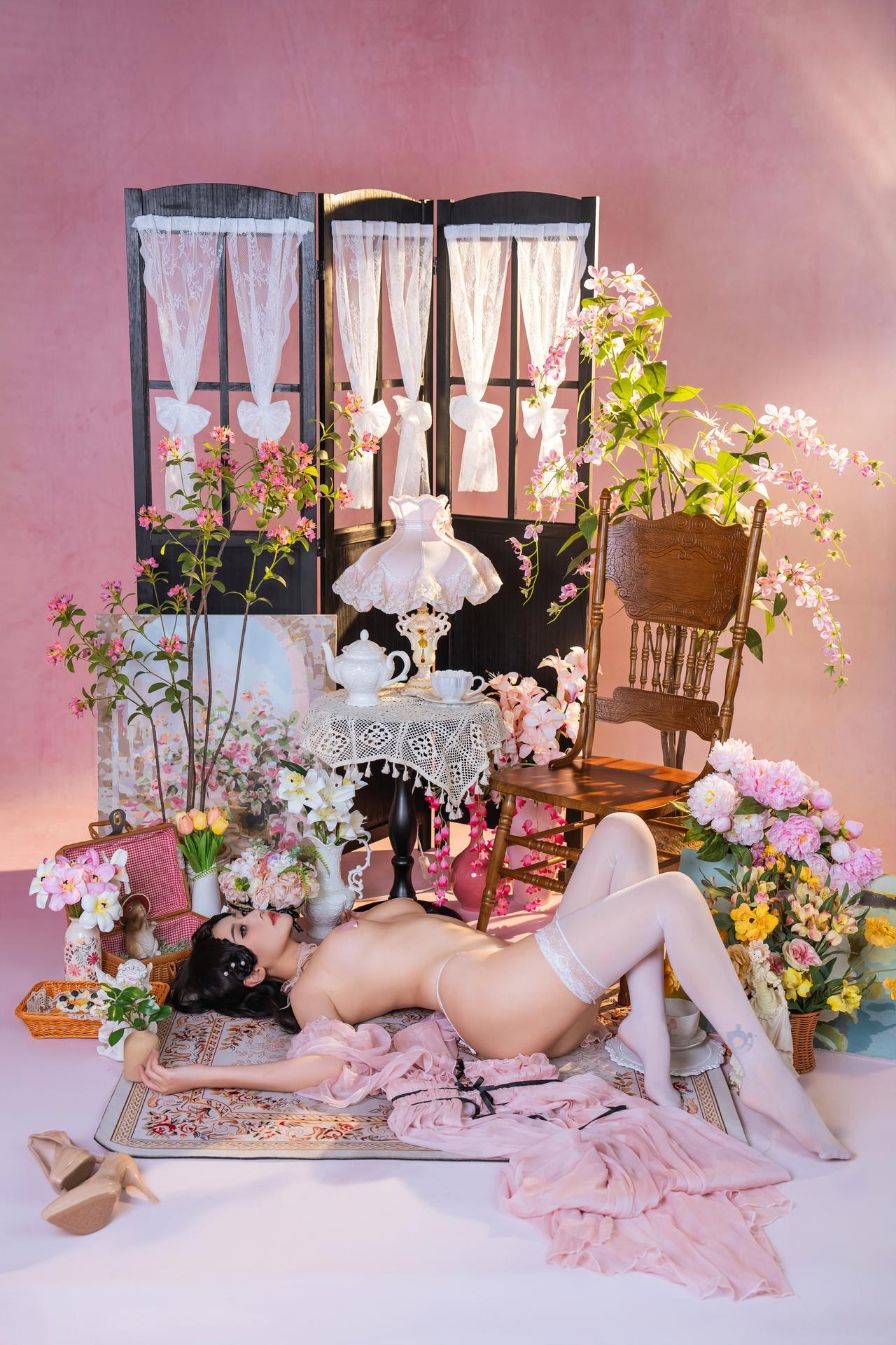 [私房] 奈汐酱nice - Trà hồng: nội y ren hồng, trắng tất trong phòng hoa 80P1V