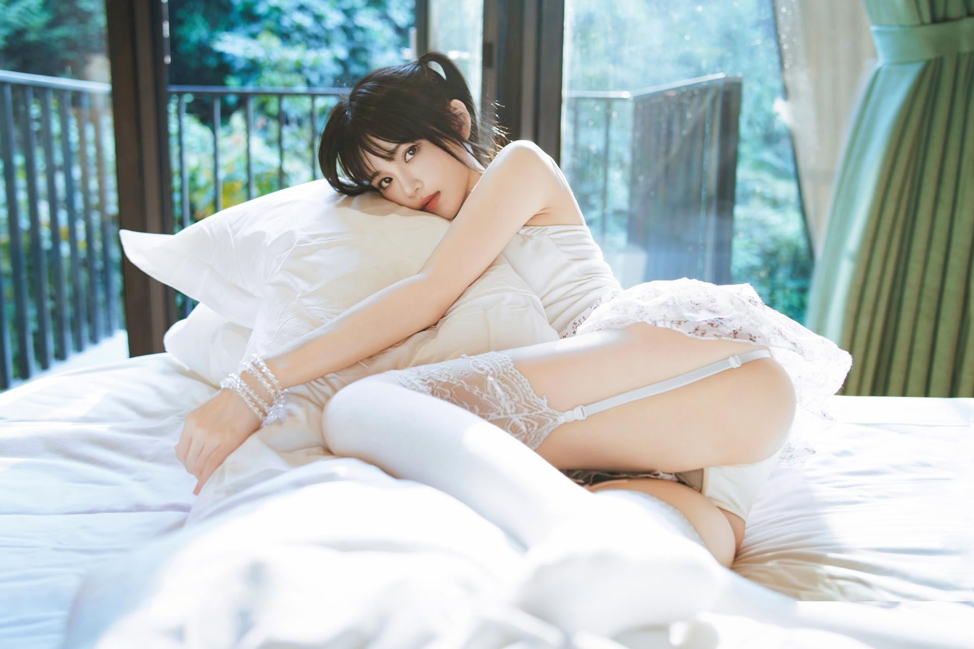 [私房] 桜桃喵 - Hoa vụn mùa xuân: váy hoa nhí trắng chụp riêng bên giường 57P1V