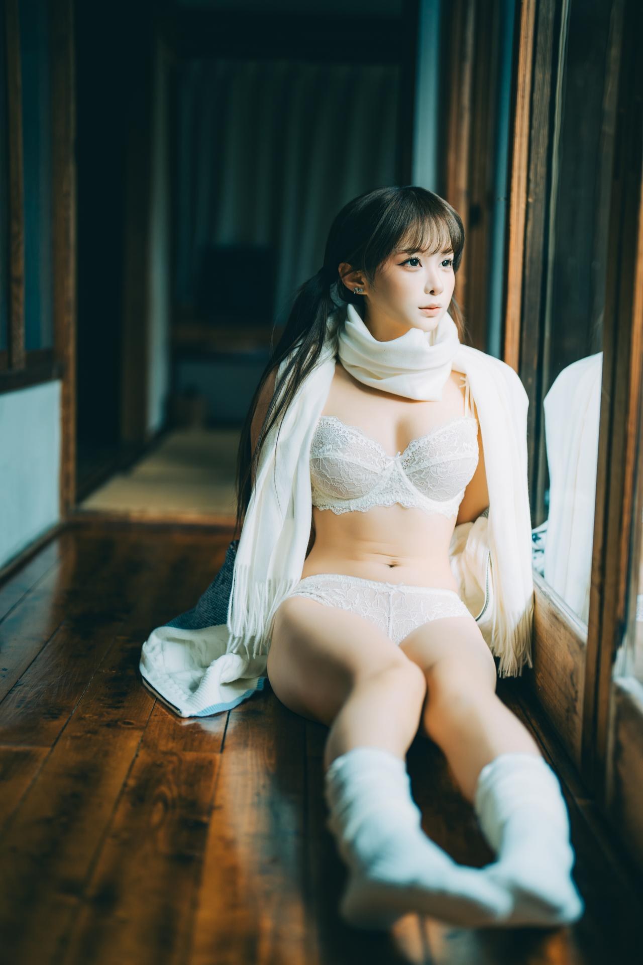 [私房] 蠢沫沫 - Lễ Tình Nhân: Nội y ren trắng trong căn nhà gỗ riêng 26P