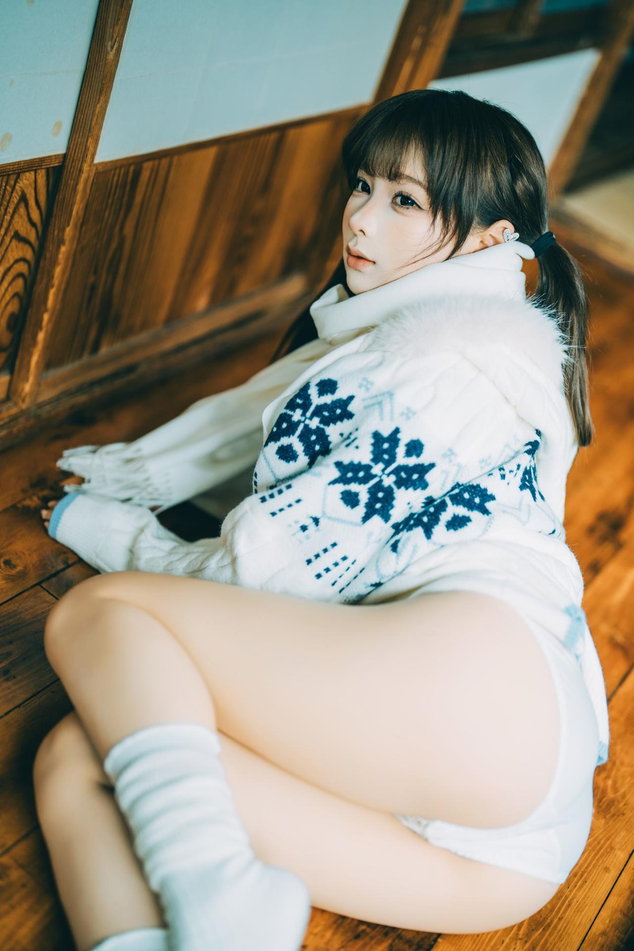 [私房] 蠢沫沫 - Lễ Tình Nhân: Nội y ren trắng trong căn nhà gỗ riêng 26P