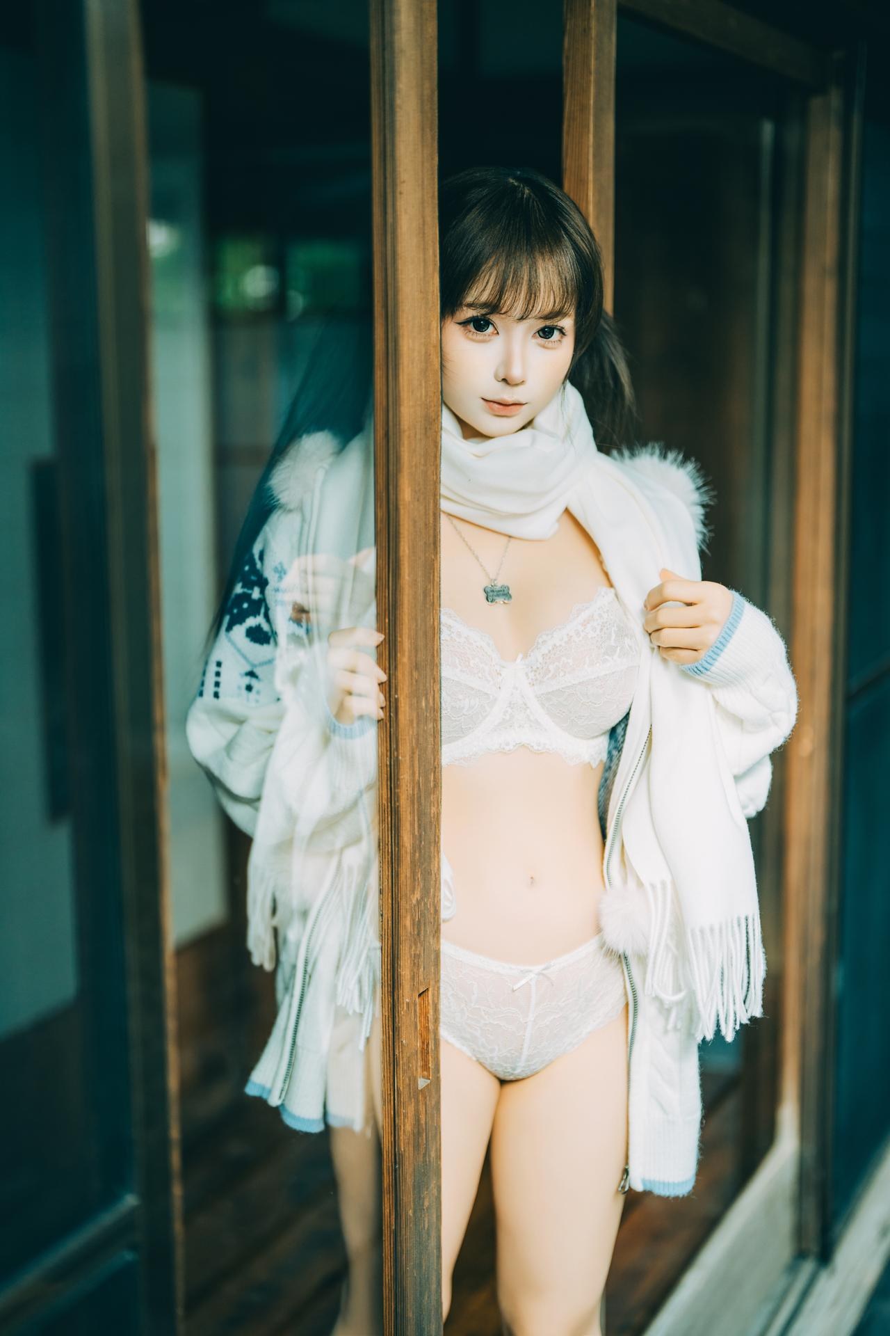 [私房] 蠢沫沫 - Lễ Tình Nhân: Nội y ren trắng trong căn nhà gỗ riêng 26P