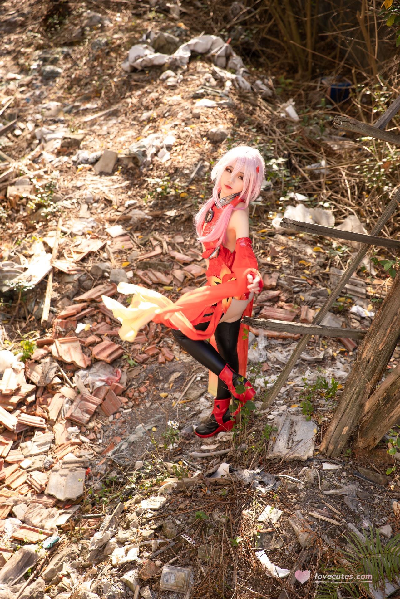 [cosplay] G44不会受伤 - 罪恶王冠楪祈：红裙废墟长发美腿 20P