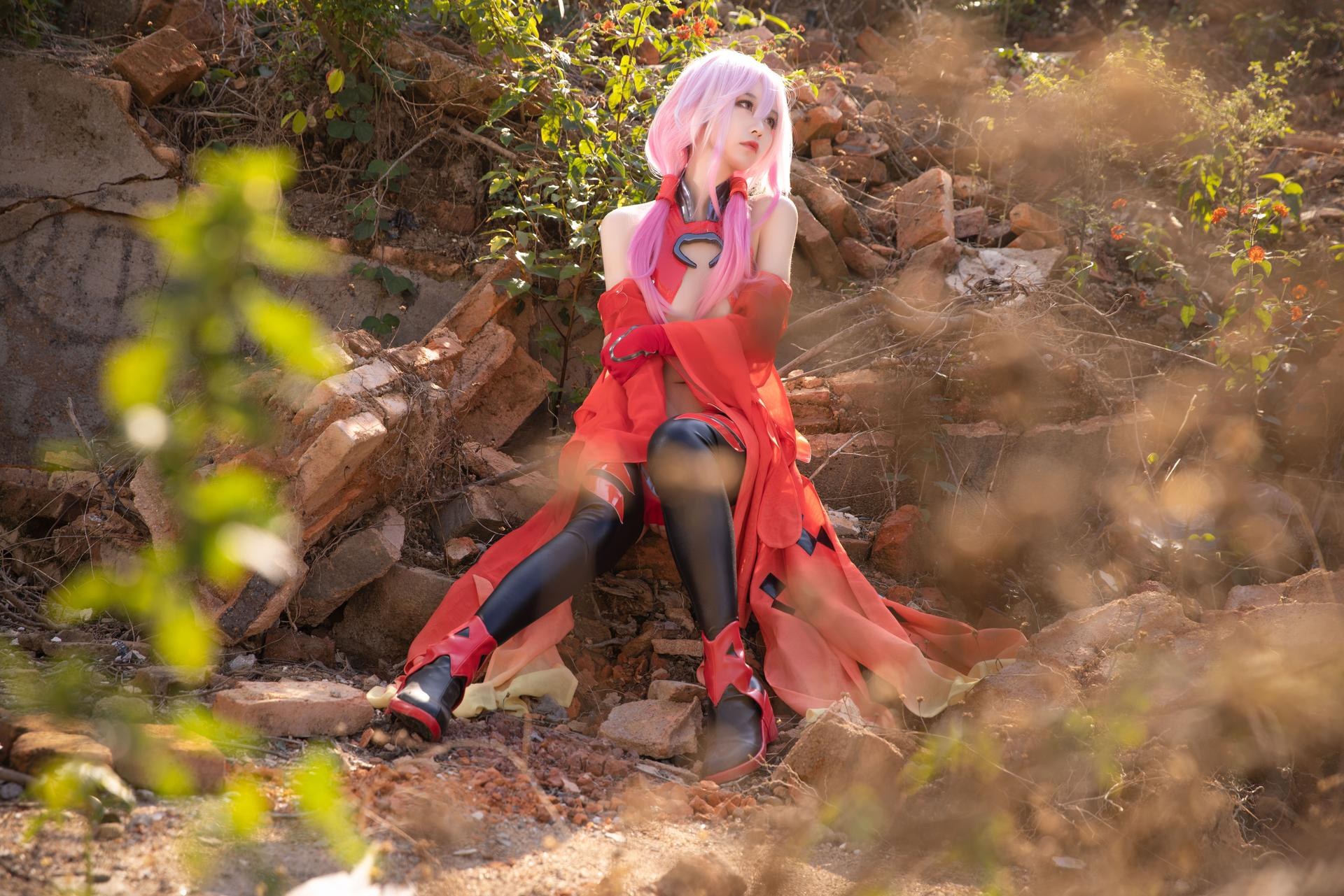 [cosplay] G44不会受伤 - 罪恶王冠楪祈：红裙废墟长发美腿 20P