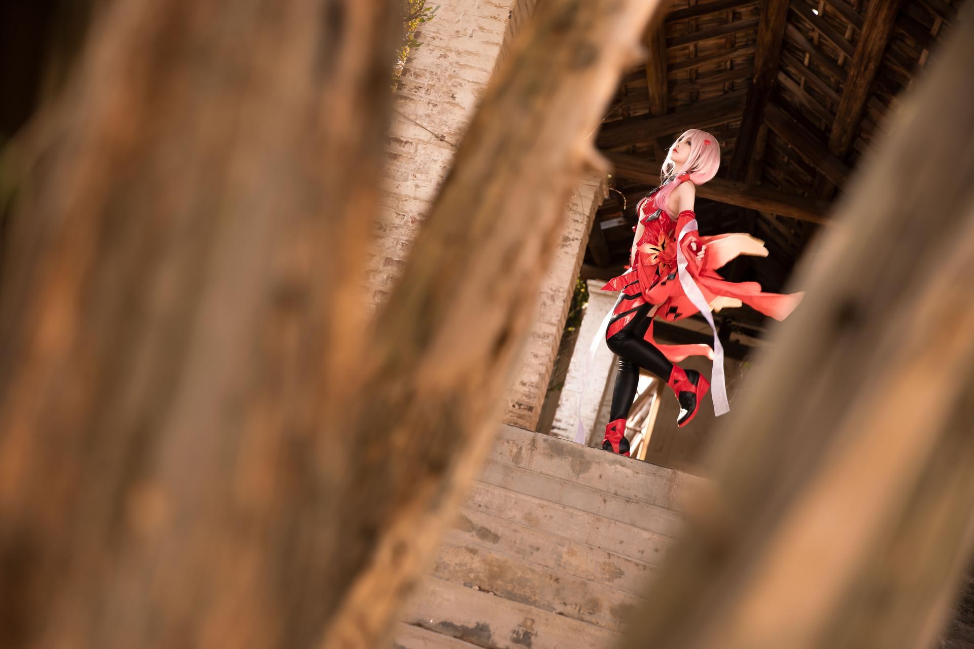 [cosplay] G44不会受伤 - 罪恶王冠楪祈：红裙废墟长发美腿 20P