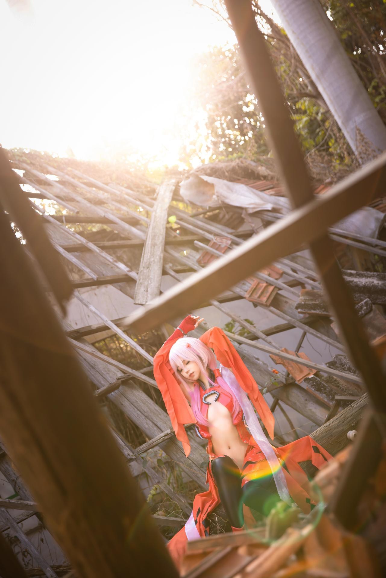 [cosplay] G44不会受伤 - 罪恶王冠楪祈：红裙废墟长发美腿 20P