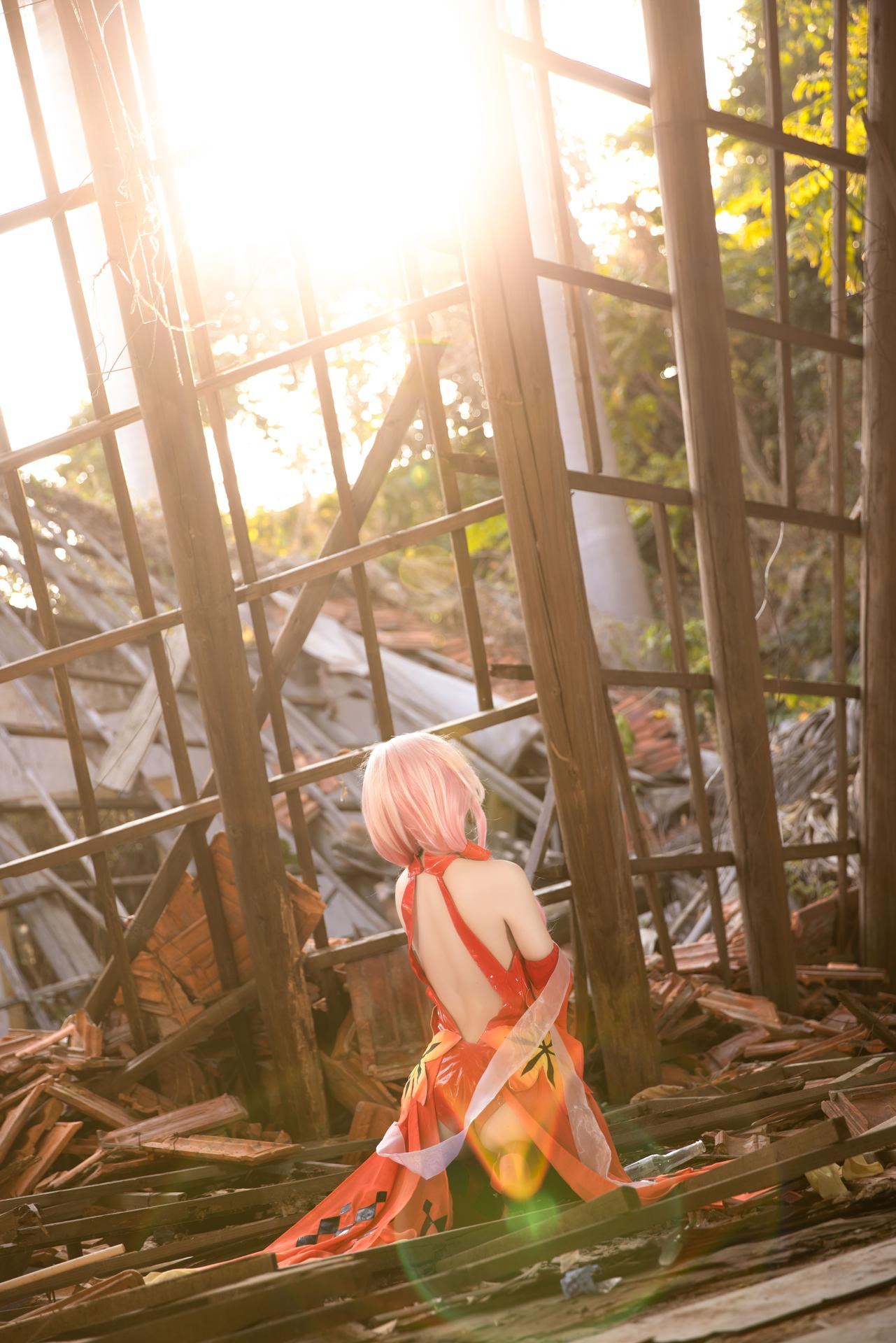 [cosplay] G44不会受伤 - 罪恶王冠楪祈：红裙废墟长发美腿 20P