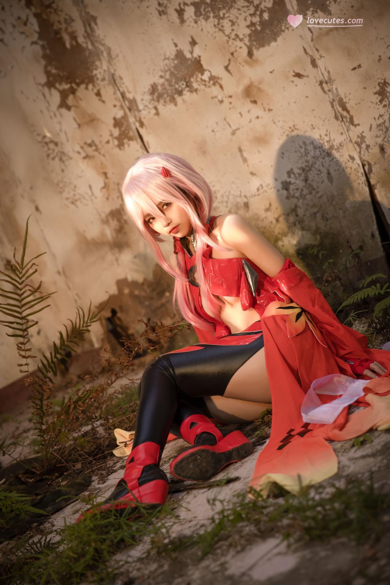 [cosplay] G44不会受伤 - 罪恶王冠楪祈：红裙废墟长发美腿 20P