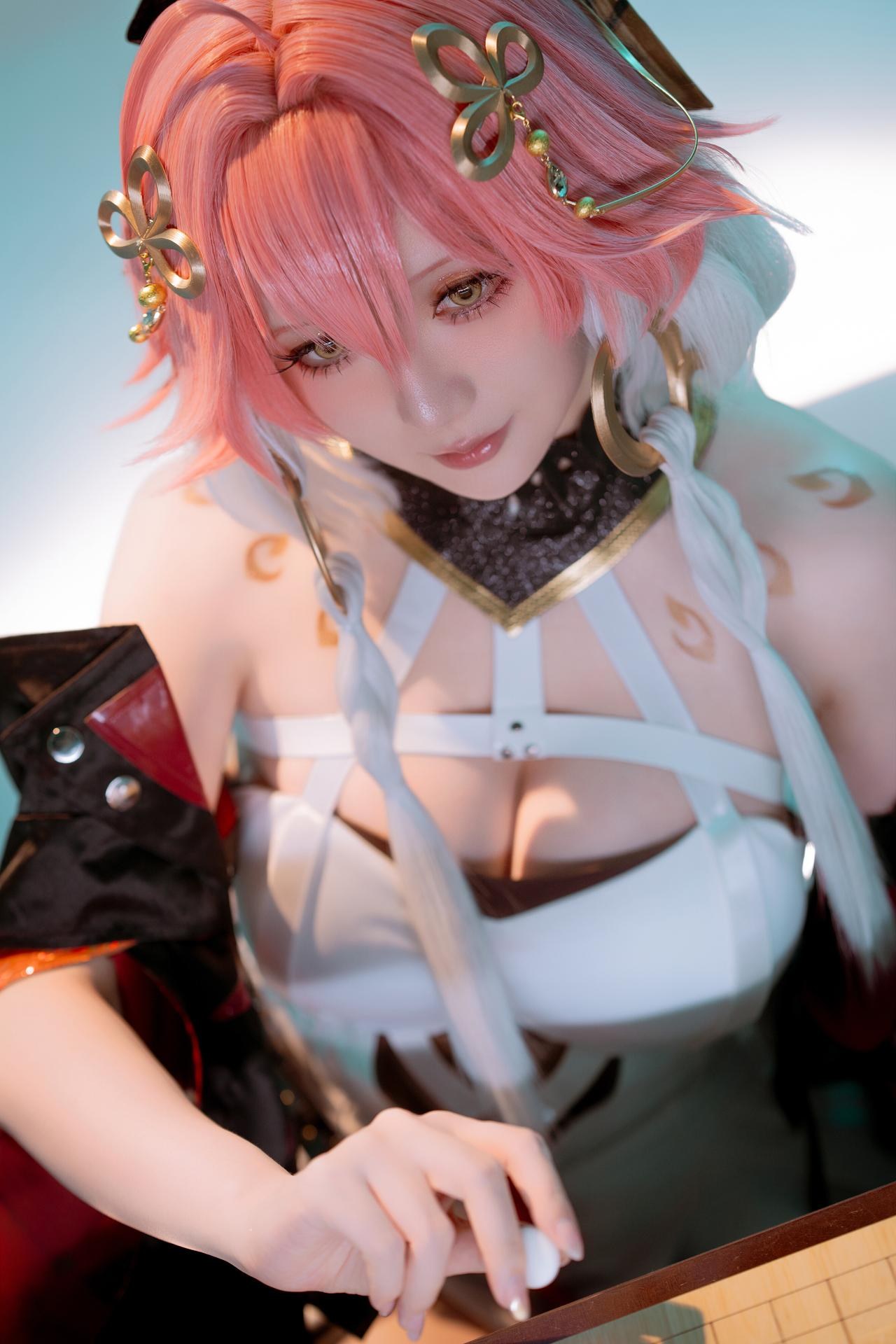 [cosplay] 星之迟迟Hoshilily - Minh Triều Trường Ly: lễ phục đen vàng tái hiện đôi chân đẹp 24P