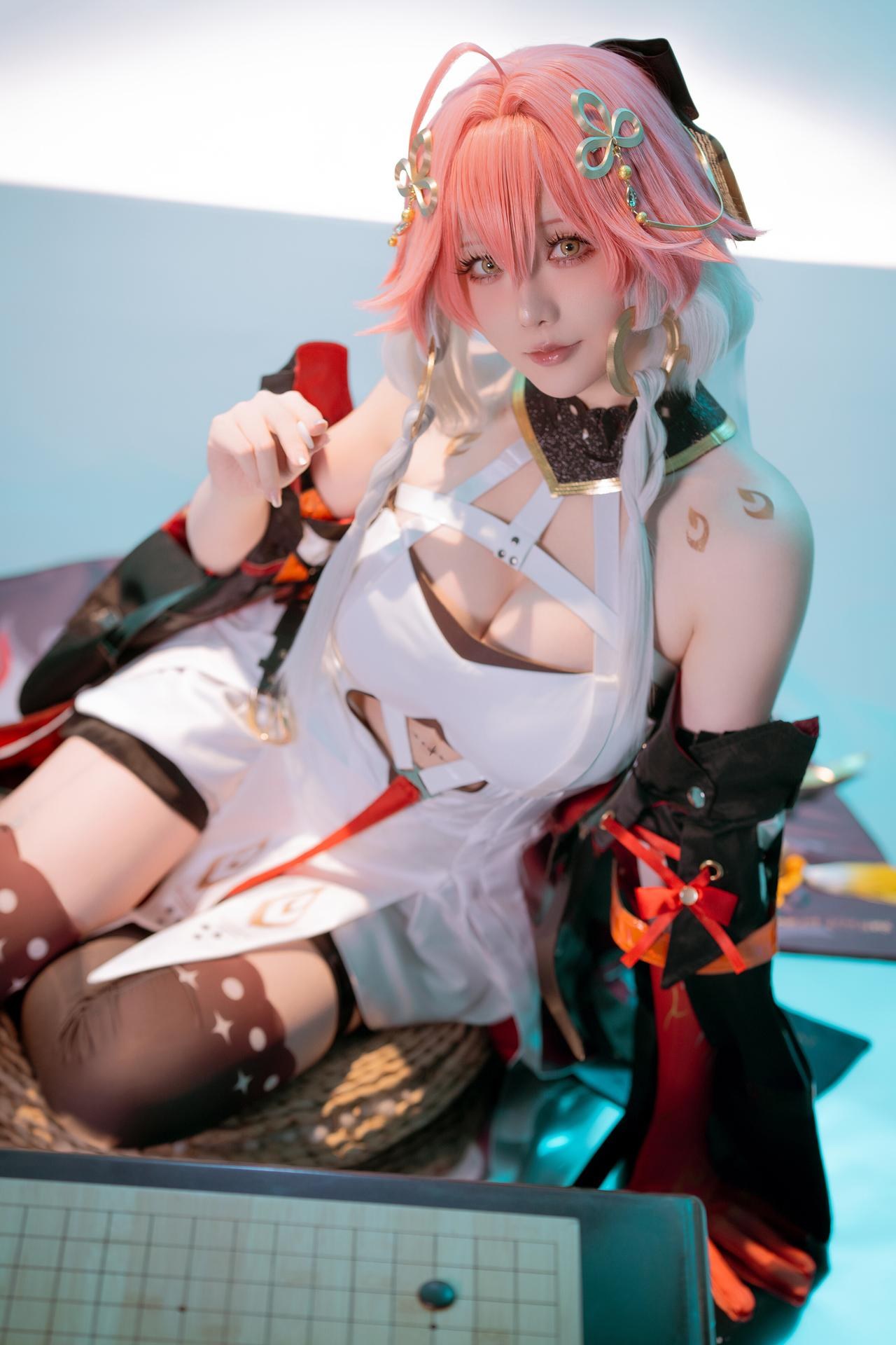 [cosplay] 星之迟迟Hoshilily - Minh Triều Trường Ly: lễ phục đen vàng tái hiện đôi chân đẹp 24P
