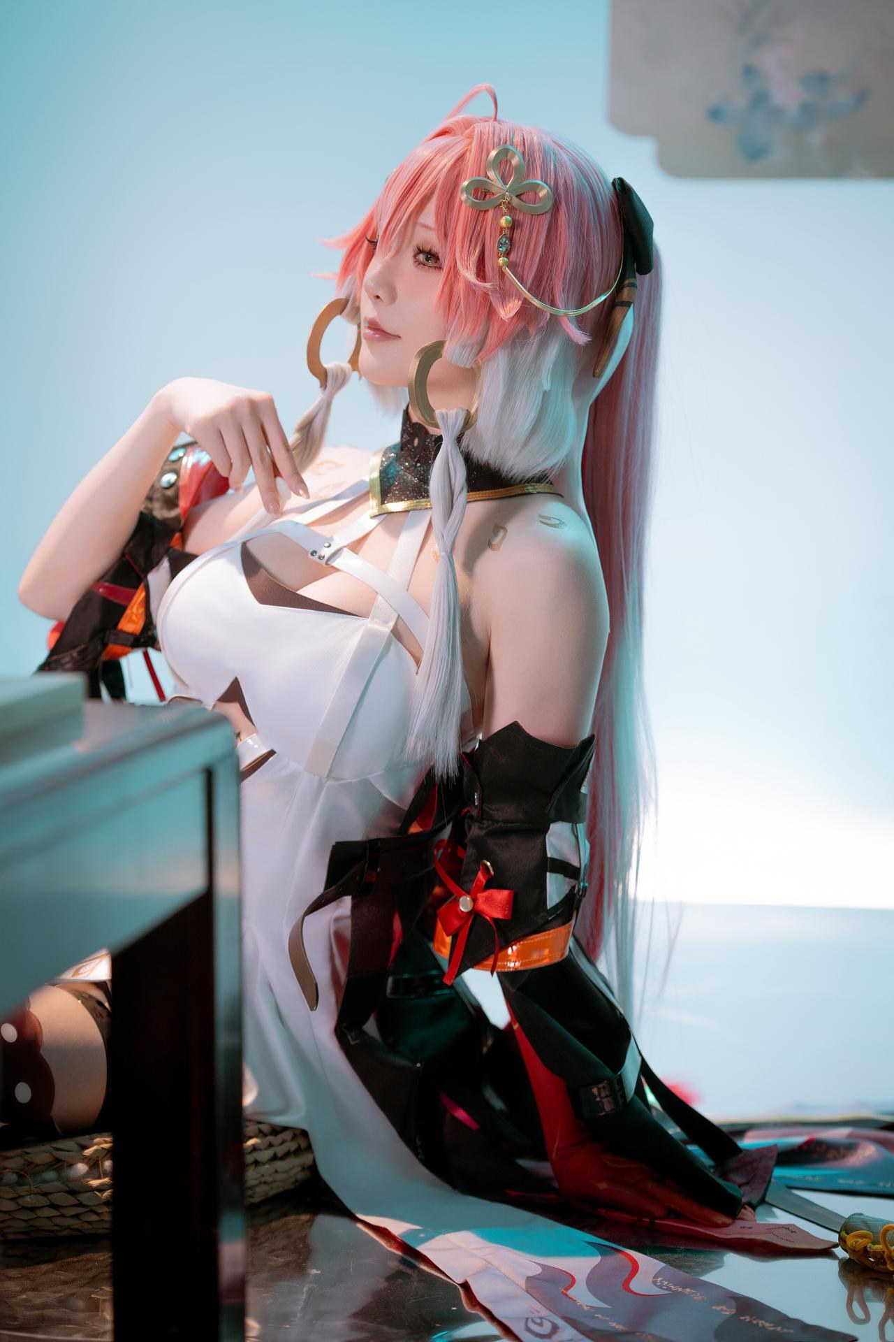 [cosplay] 星之迟迟Hoshilily - Minh Triều Trường Ly: lễ phục đen vàng tái hiện đôi chân đẹp 24P