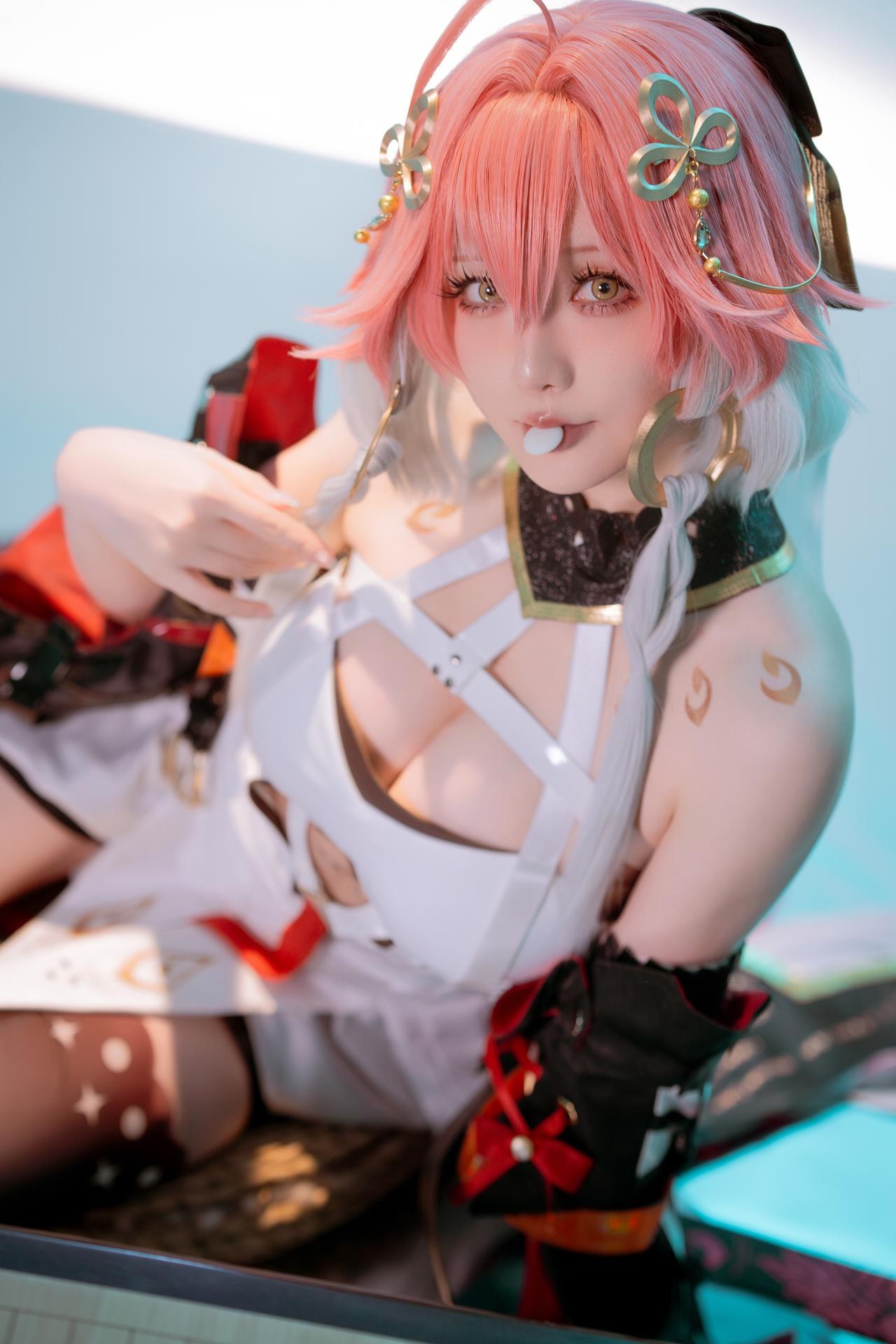[cosplay] 星之迟迟Hoshilily - Minh Triều Trường Ly: lễ phục đen vàng tái hiện đôi chân đẹp 24P