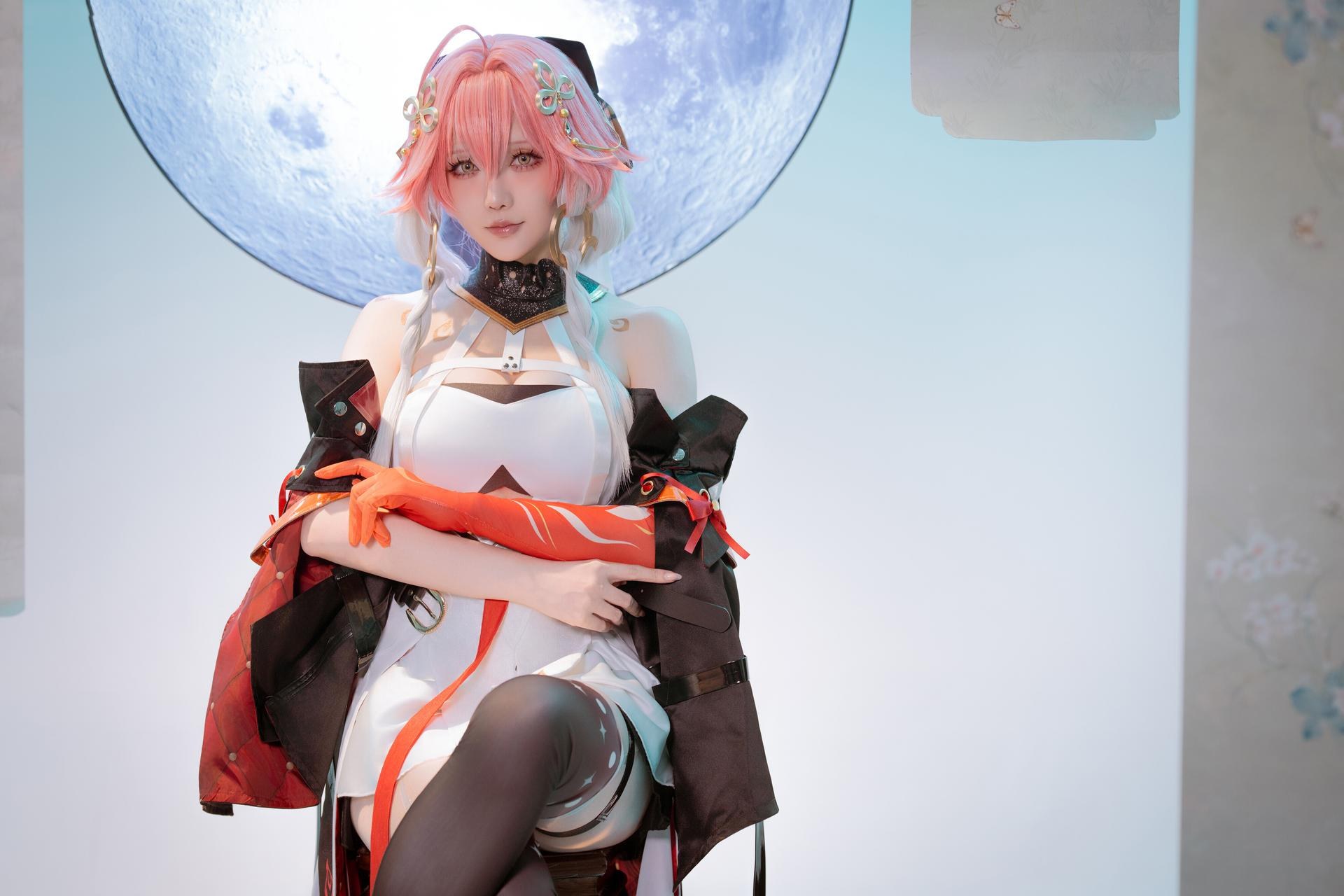 [cosplay] 星之迟迟Hoshilily - Minh Triều Trường Ly: lễ phục đen vàng tái hiện đôi chân đẹp 24P