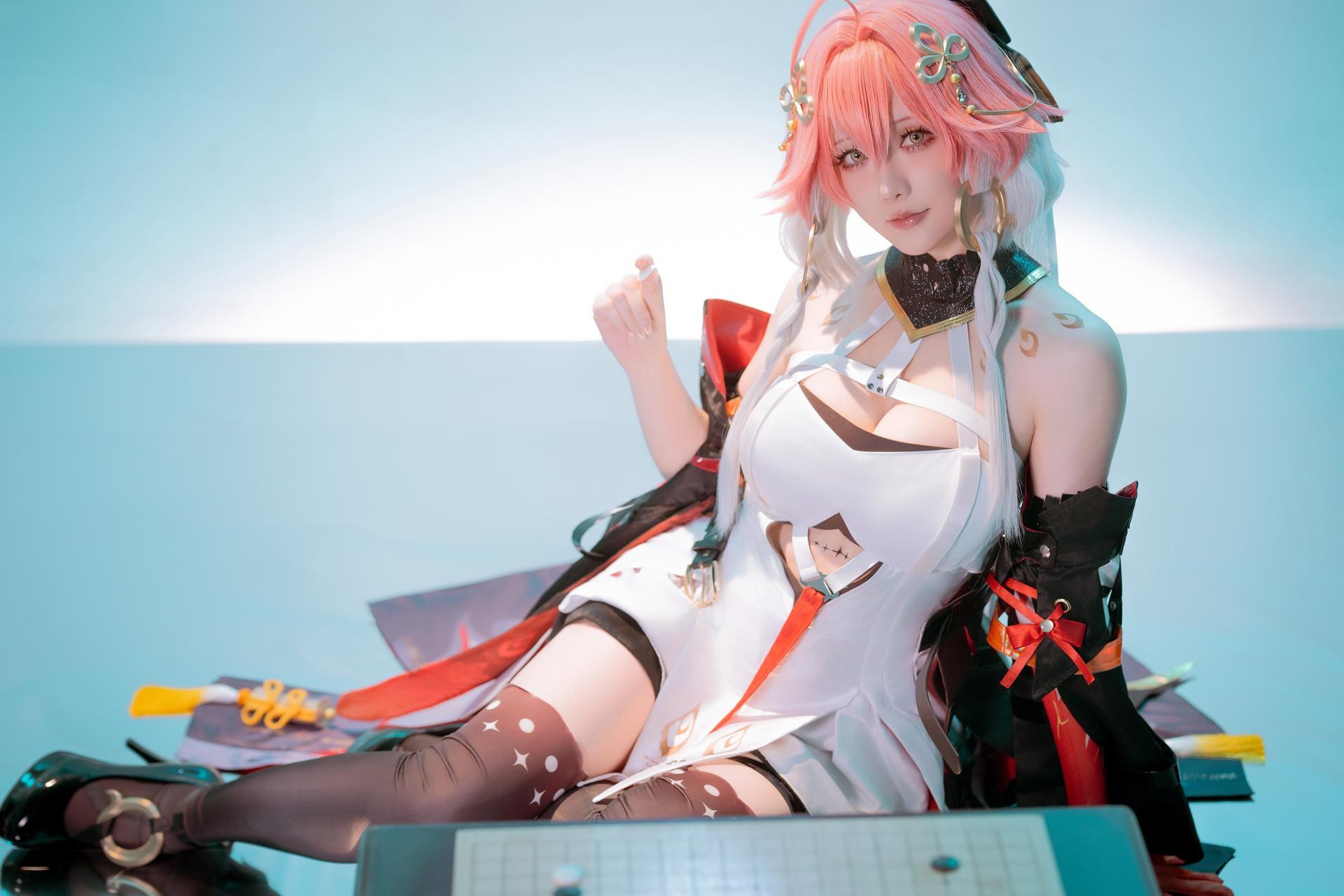 [cosplay] 星之迟迟Hoshilily - Minh Triều Trường Ly: lễ phục đen vàng tái hiện đôi chân đẹp 24P