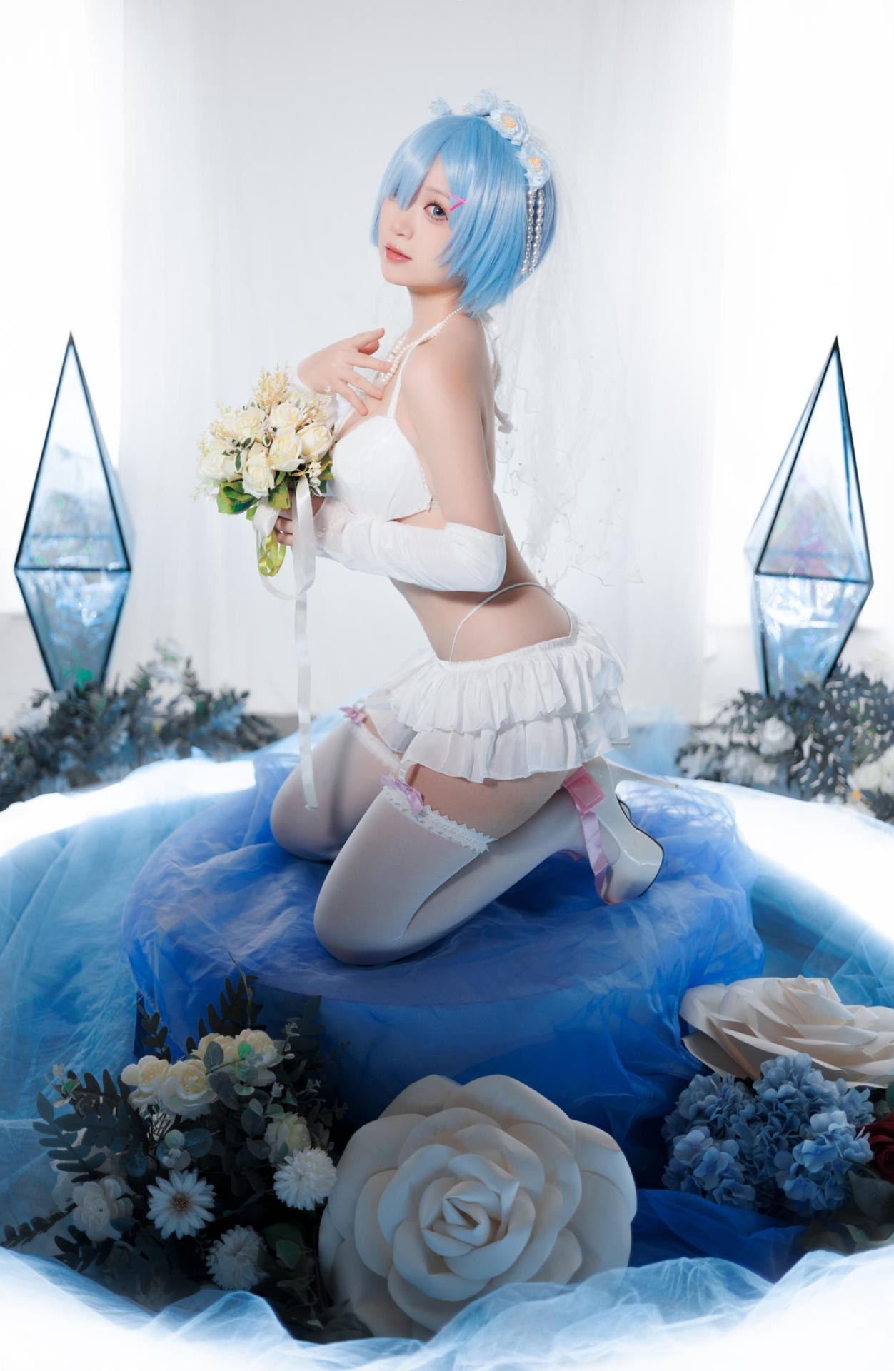 [cosplay] 樱落酱w - Rem cô dâu: tóc xanh, váy cưới, tất trắng, chân đẹp 25P