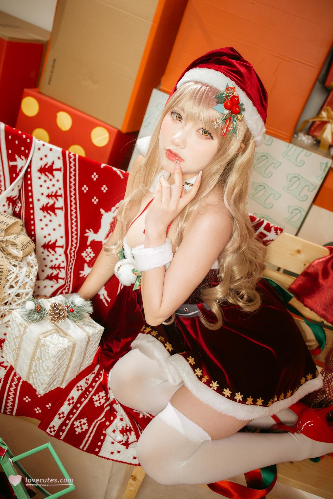 [cosplay] 是一只熊仔 - 艾玛圣诞：圣诞红装节日角色写真 40P
