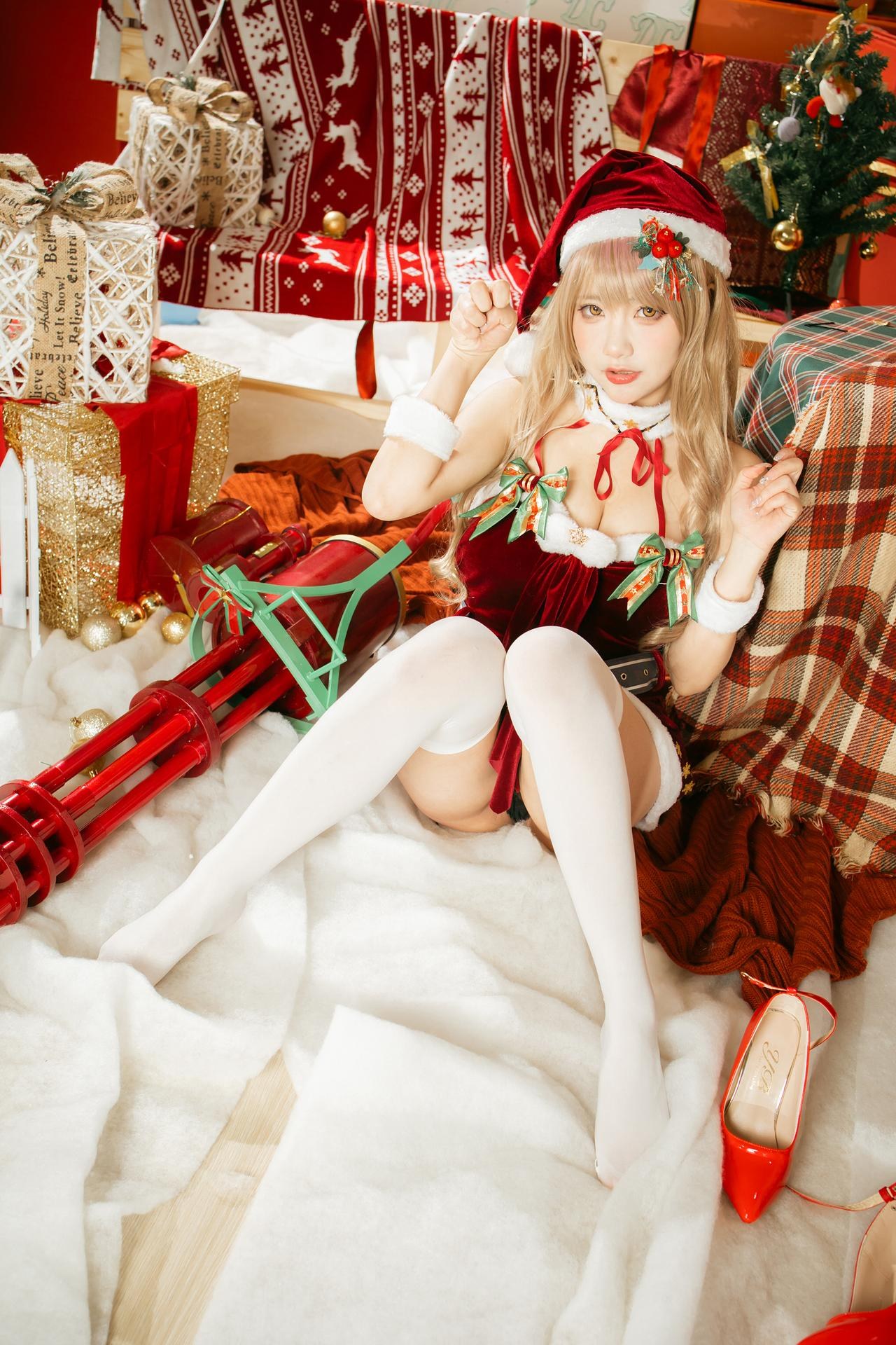 [cosplay] 是一只熊仔 - 艾玛圣诞：圣诞红装节日角色写真 40P