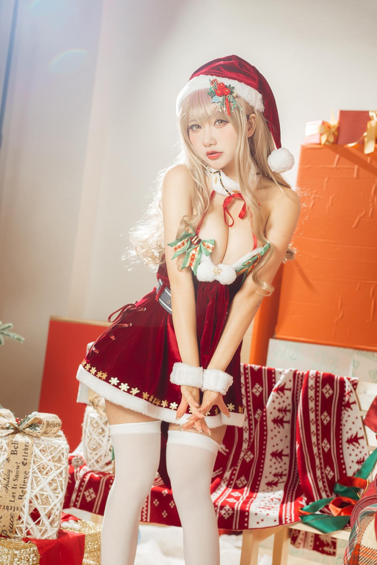 [cosplay] 是一只熊仔 - 艾玛圣诞：圣诞红装节日角色写真 40P