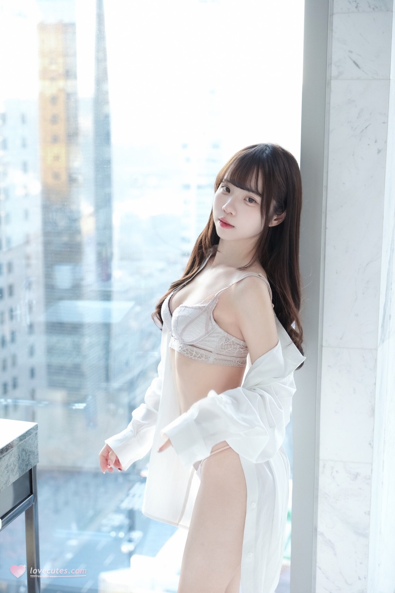 [私房] 可可小白兔 - Bí mật của cô hàng xóm trong sáng: Bộ ảnh tại gia bên cửa sổ 63P