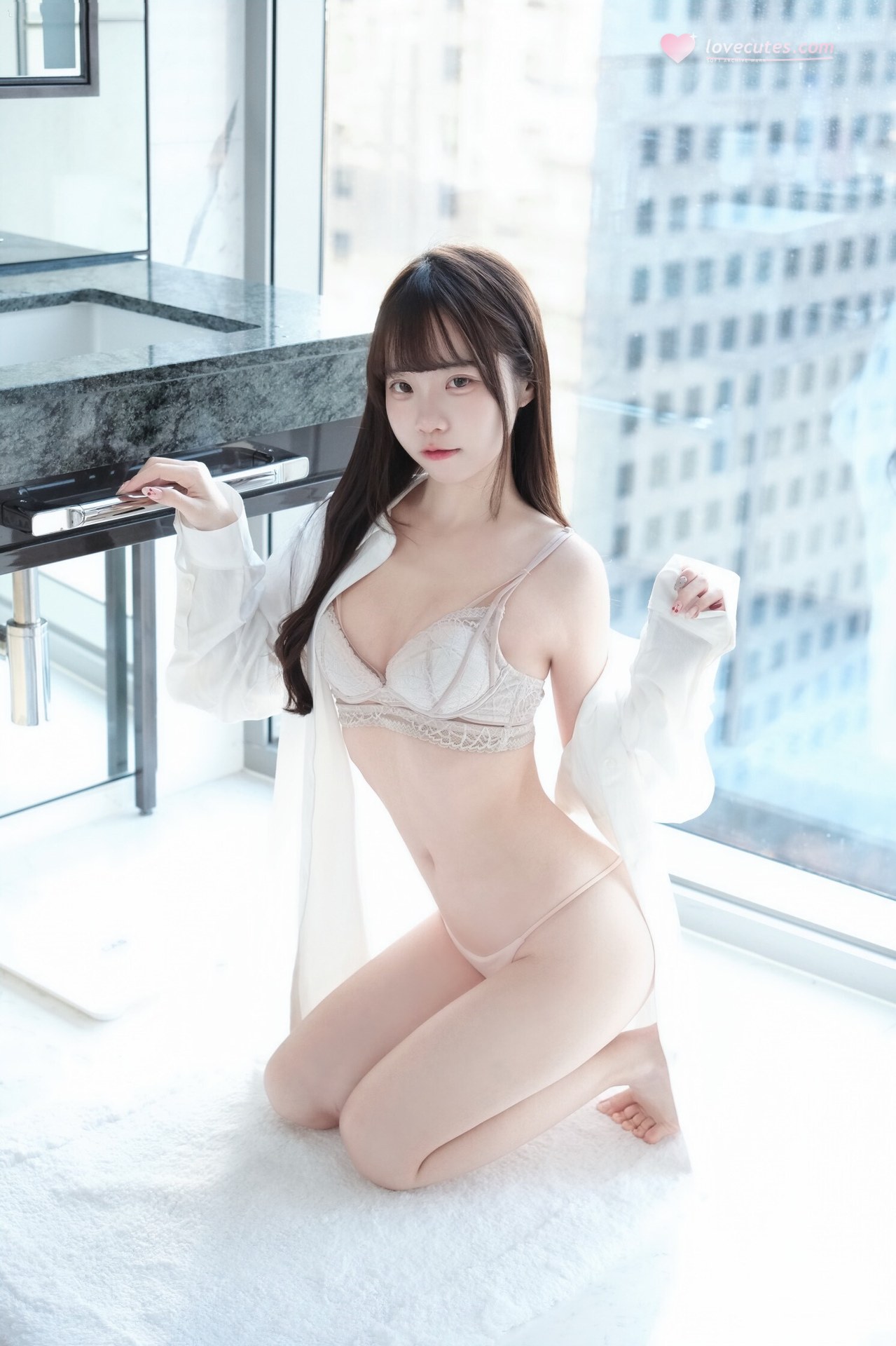 [私房] 可可小白兔 - Bí mật của cô hàng xóm trong sáng: Bộ ảnh tại gia bên cửa sổ 63P