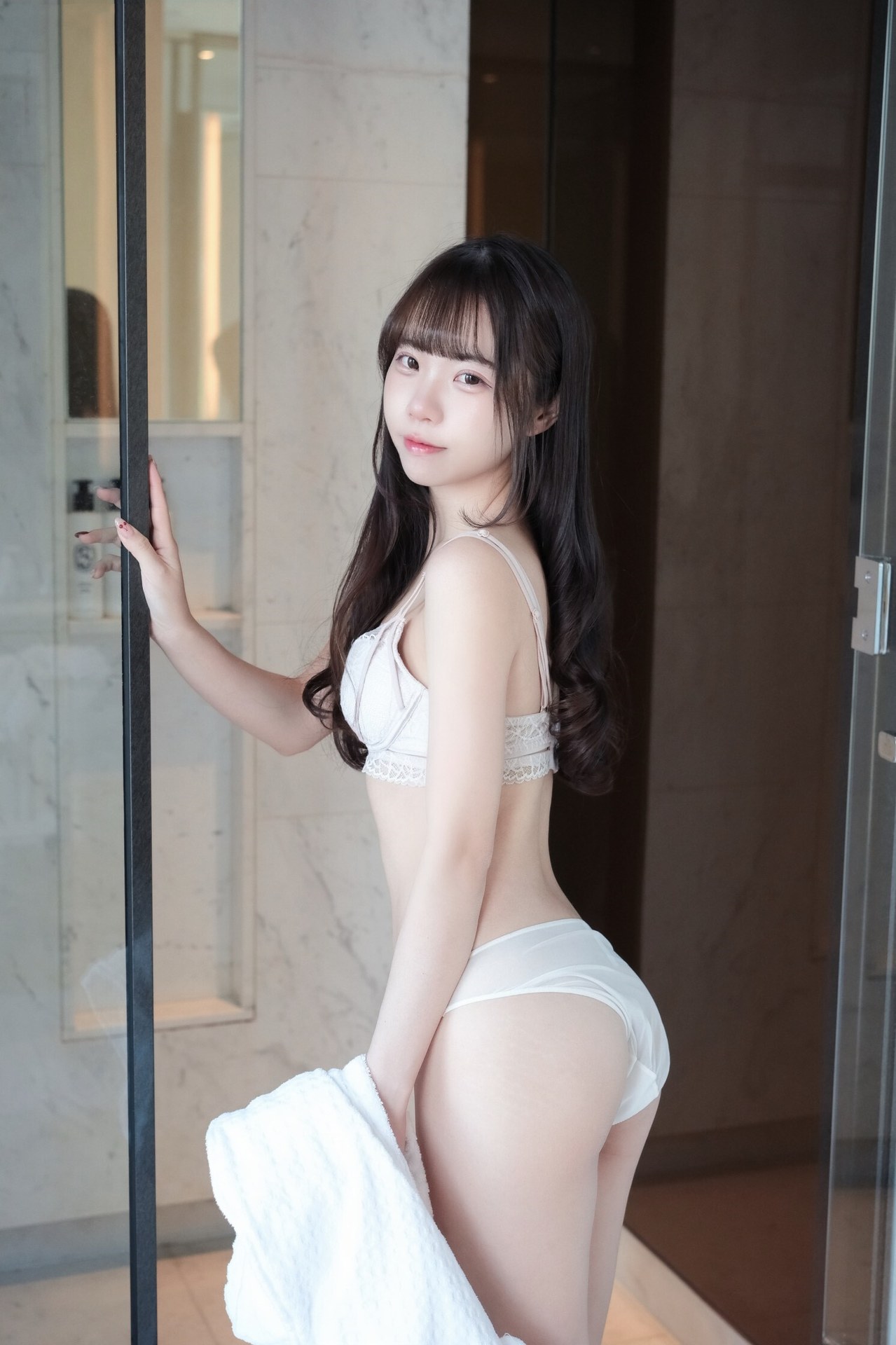 [私房] 可可小白兔 - Bí mật của cô hàng xóm trong sáng: Bộ ảnh tại gia bên cửa sổ 63P