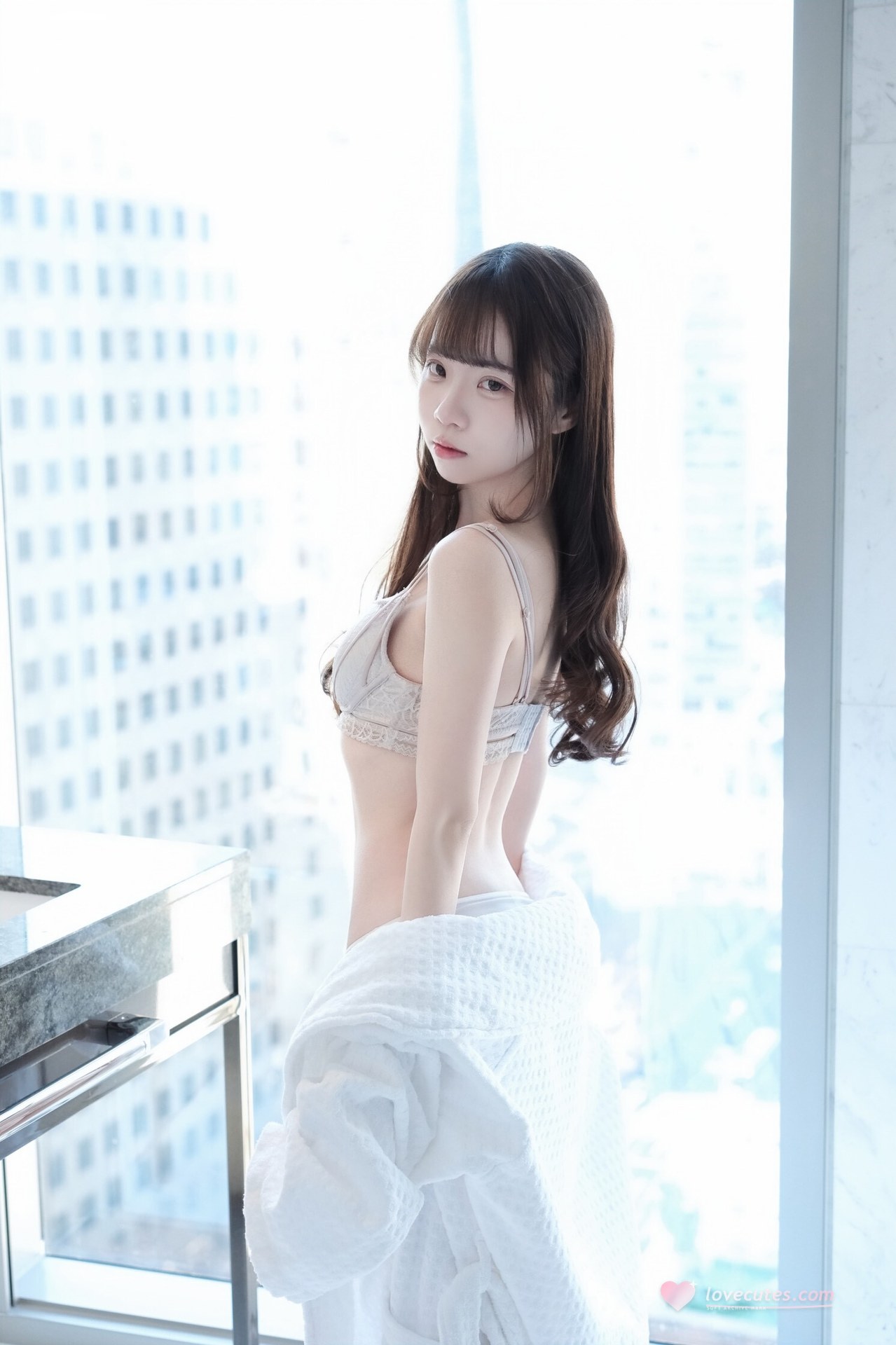 [私房] 可可小白兔 - Bí mật của cô hàng xóm trong sáng: Bộ ảnh tại gia bên cửa sổ 63P