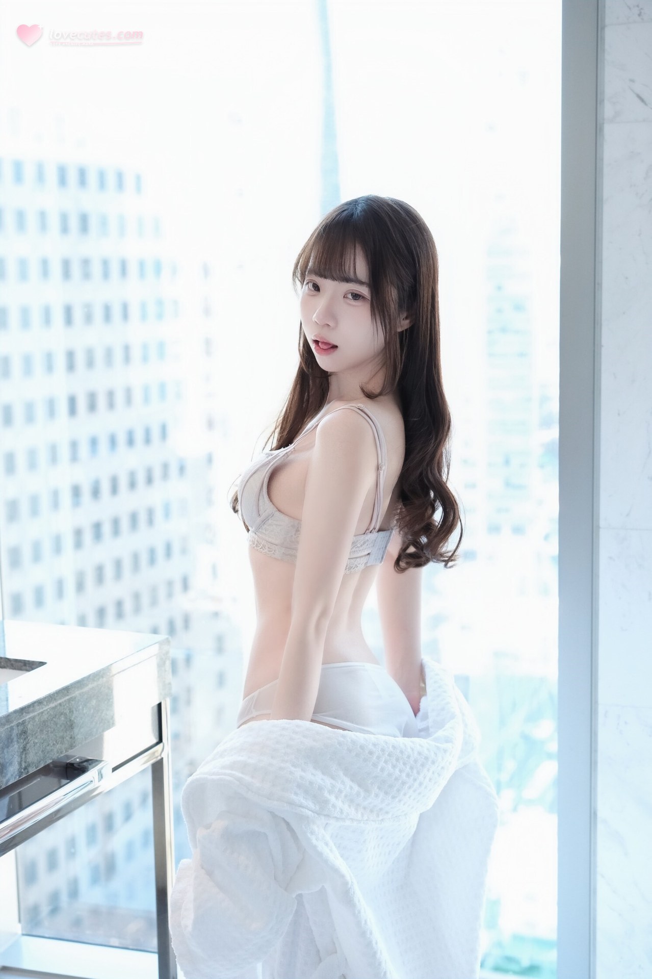 [私房] 可可小白兔 - Bí mật của cô hàng xóm trong sáng: Bộ ảnh tại gia bên cửa sổ 63P