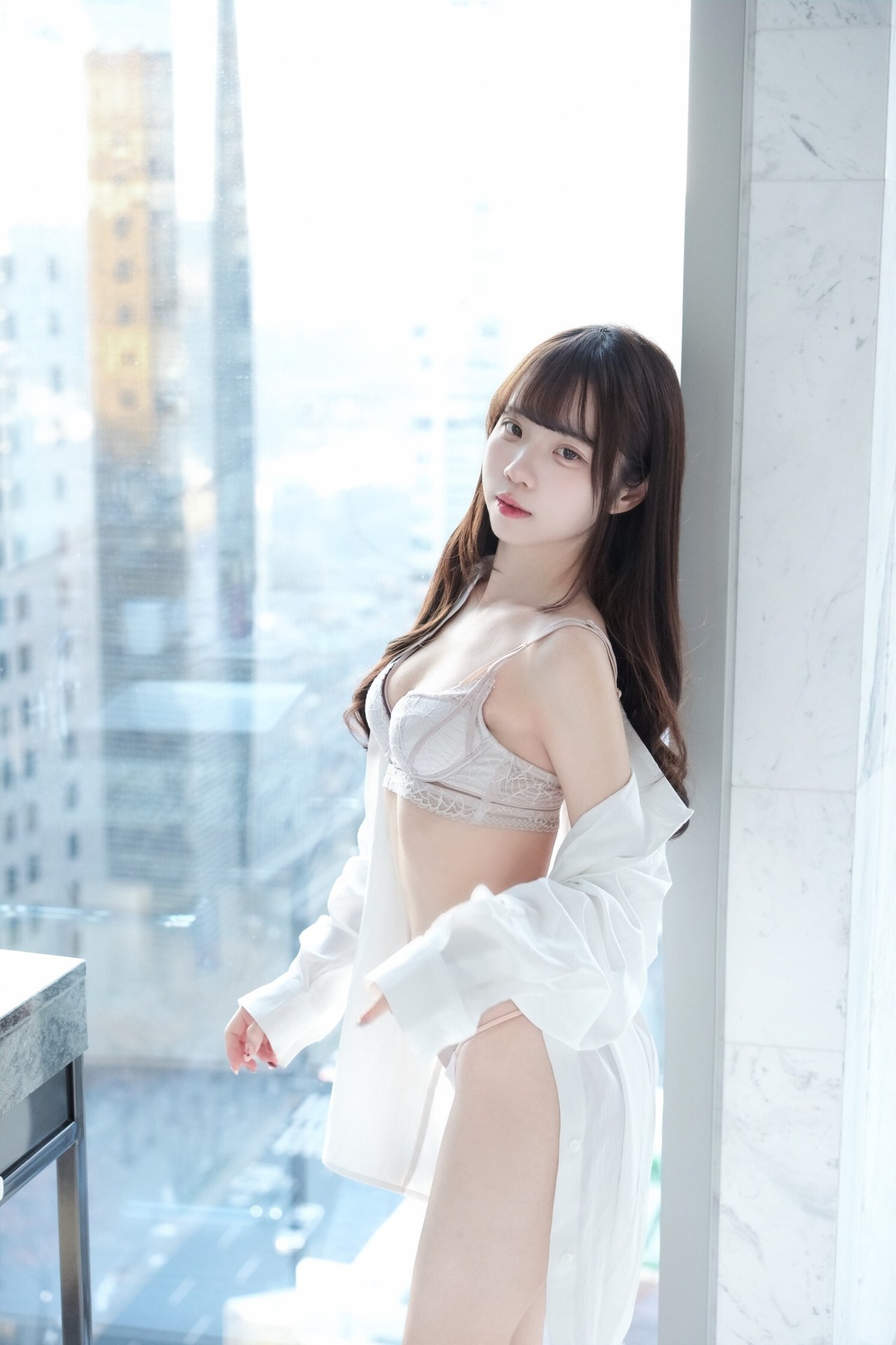 [私房] 可可小白兔 - Bí mật của cô hàng xóm trong sáng: Bộ ảnh tại gia bên cửa sổ 63P