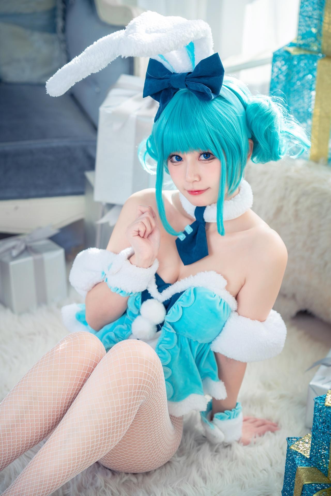 [cosplay] 猫大人 - 初音未来白兔：Ảnh cosplay chủ đề thỏ trắng Hatsune Miku 24P