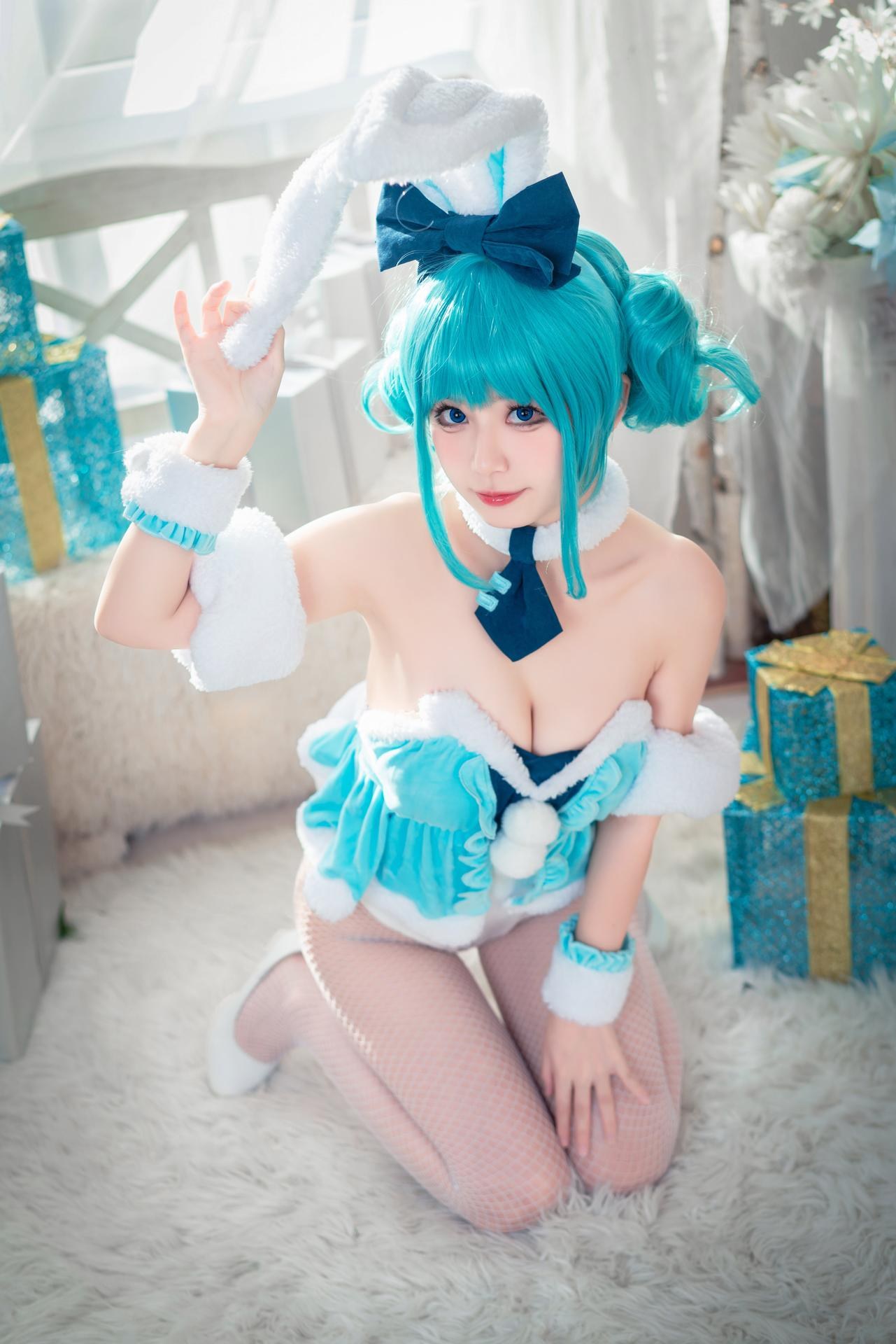 [cosplay] 猫大人 - 初音未来白兔：Ảnh cosplay chủ đề thỏ trắng Hatsune Miku 24P