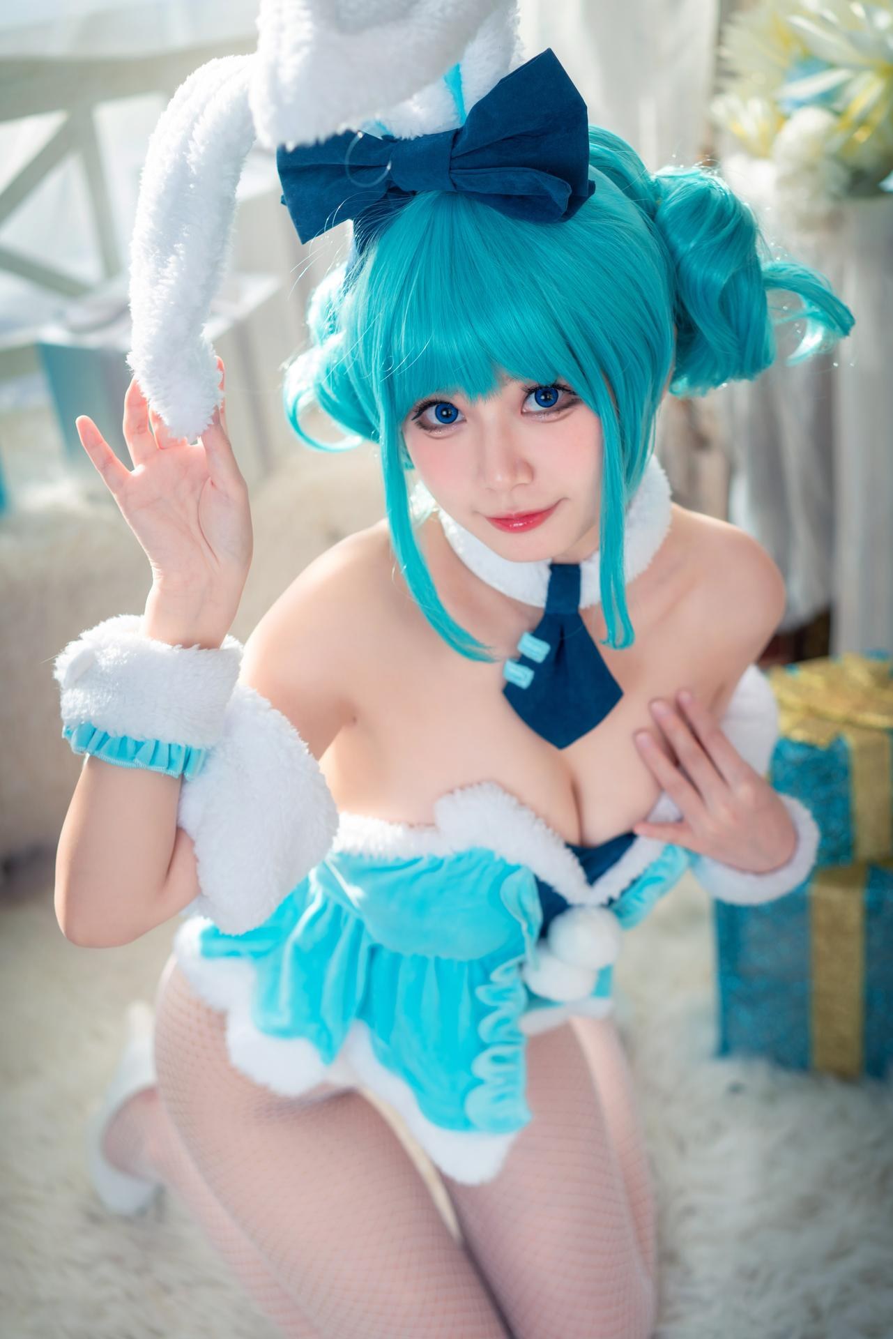 [cosplay] 猫大人 - 初音未来白兔：Ảnh cosplay chủ đề thỏ trắng Hatsune Miku 24P