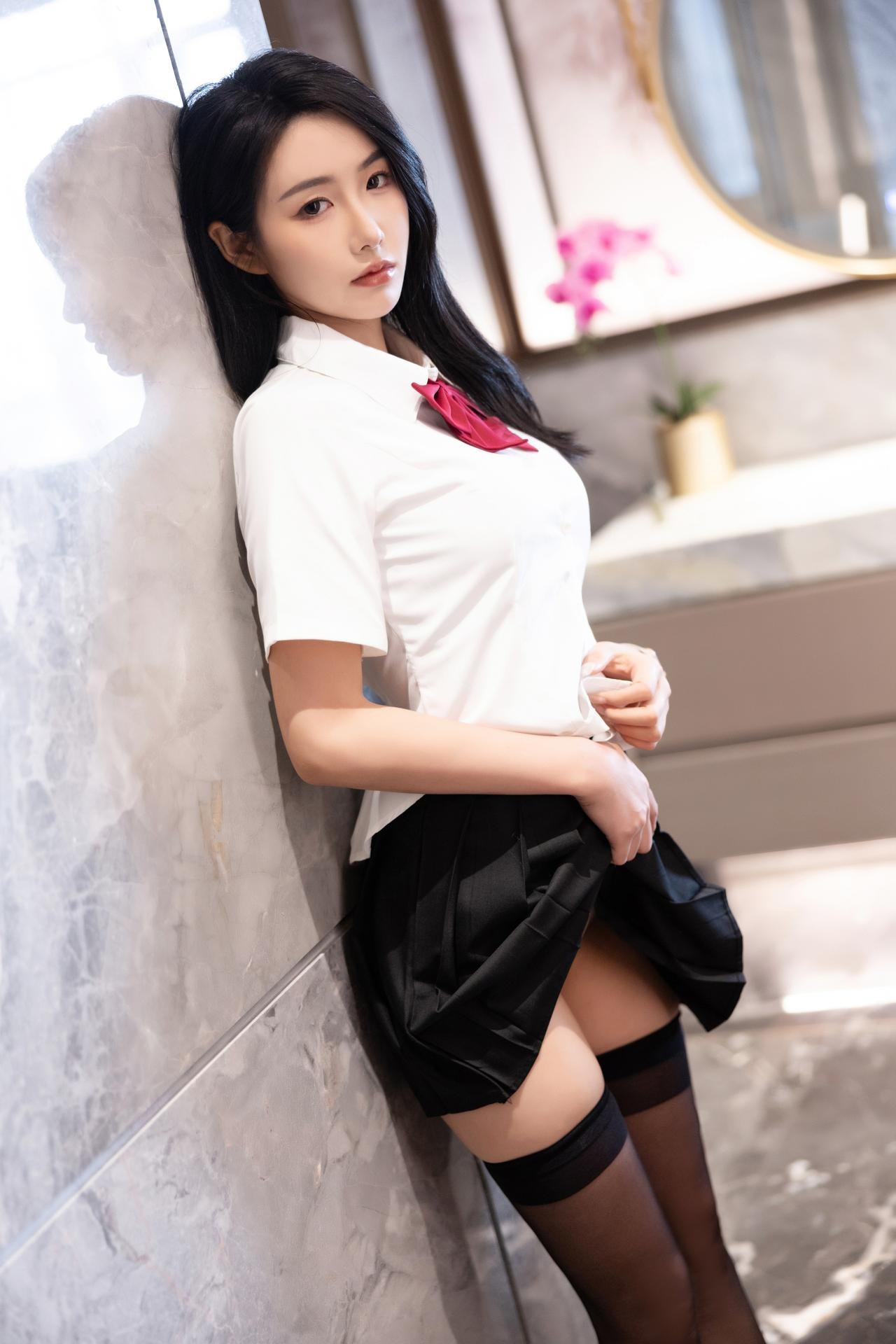 [模特] 苏苏阿 - 秀人网模特JK套装：真空凸点大尺度写真 87P