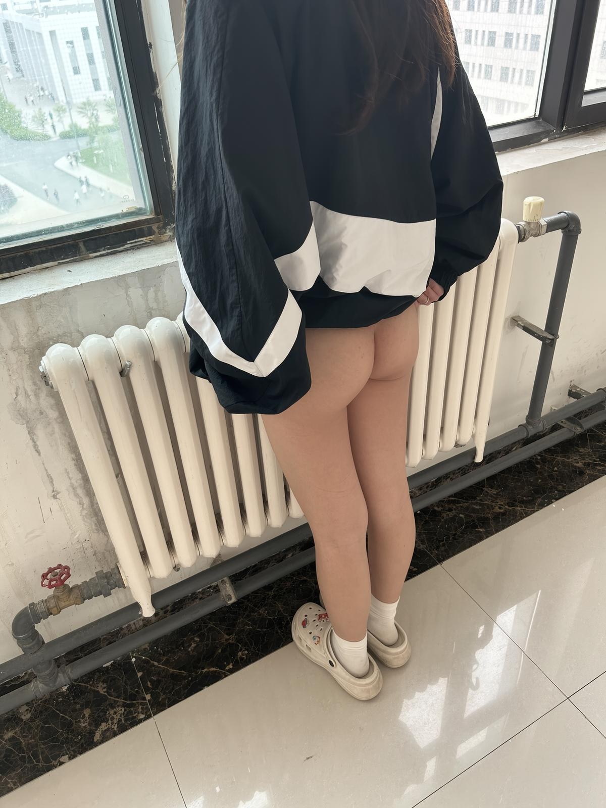 [私房] i饼羊 - 户外露出私拍合集：小胸清瘦大尺度视频私房 311P68V