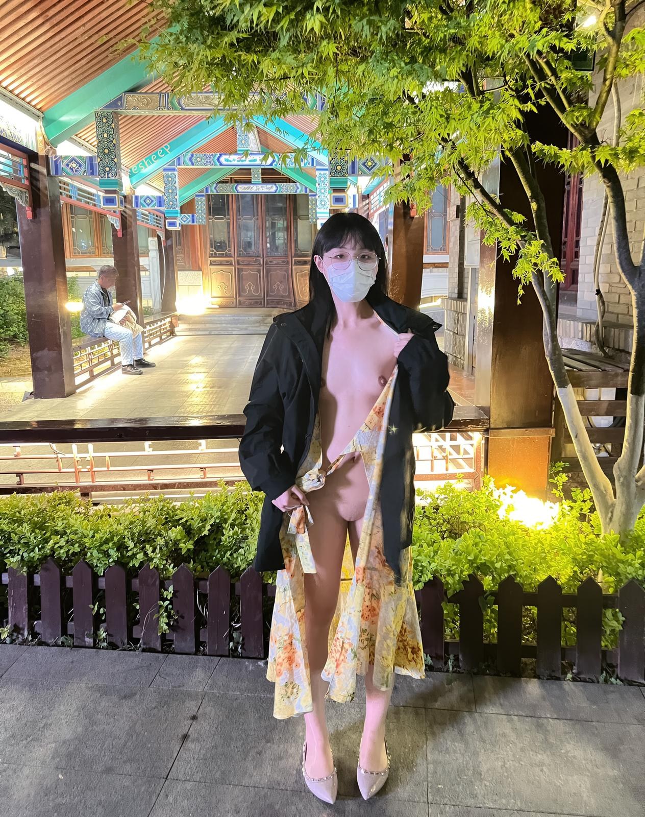 [私房] i饼羊 - 户外露出私拍合集：小胸清瘦大尺度视频私房 311P68V
