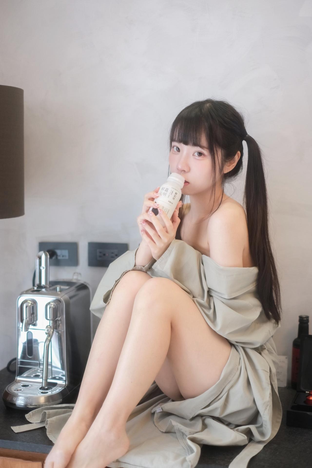 [私房] 可可小白兔 - 阳台小兔兔私拍：兔耳内衣大尺度私房 68P