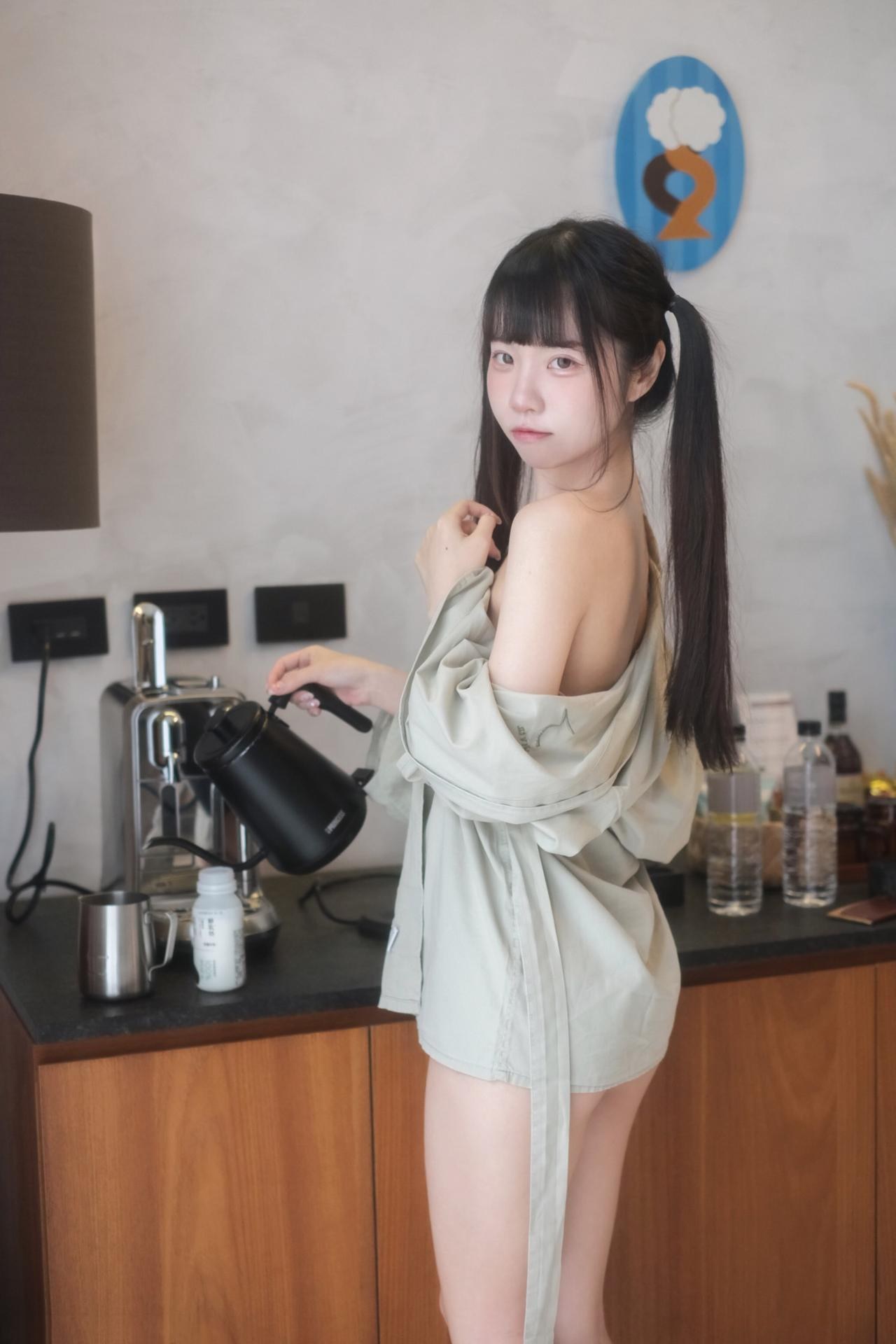 [私房] 可可小白兔 - 阳台小兔兔私拍：兔耳内衣大尺度私房 68P