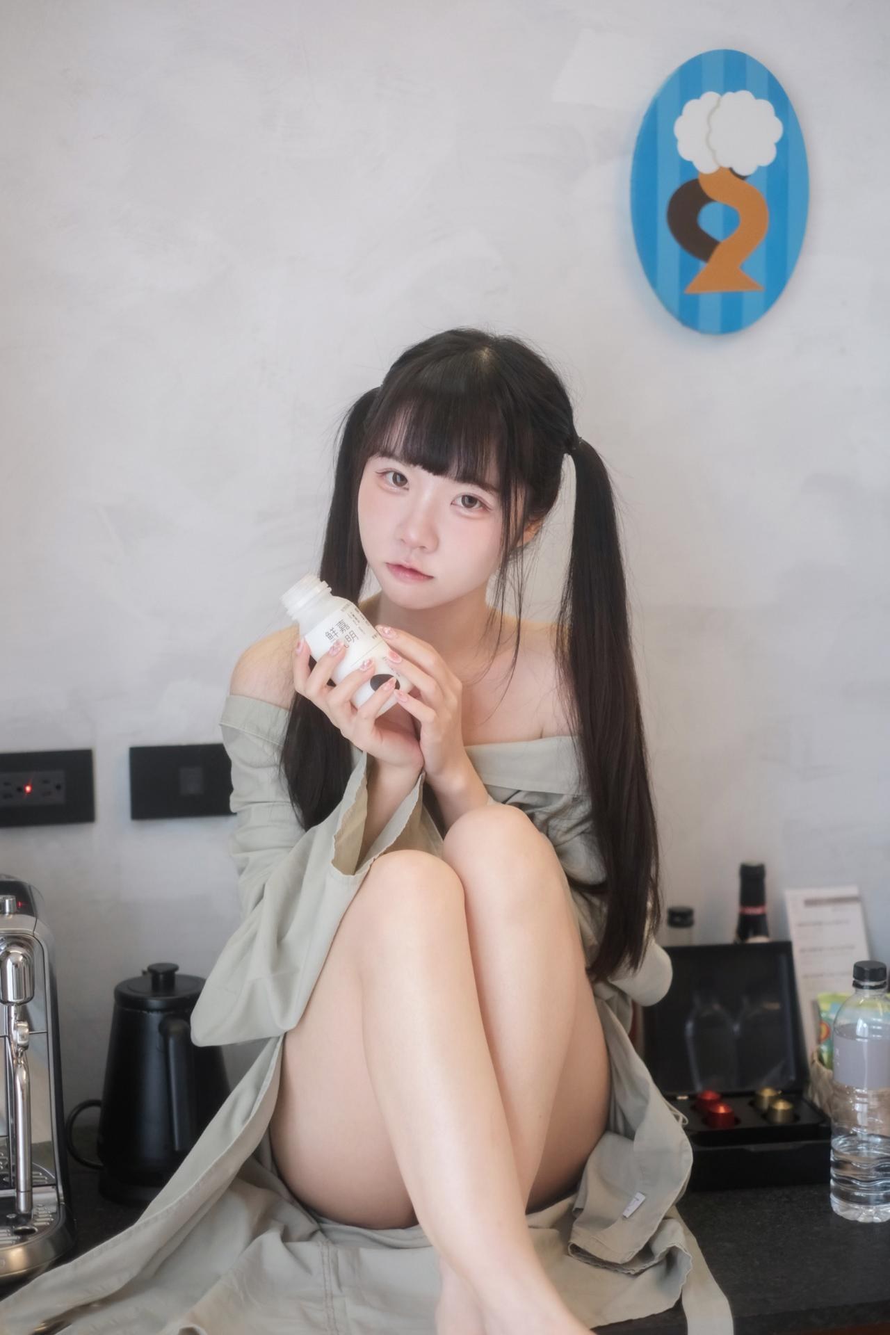 [私房] 可可小白兔 - 阳台小兔兔私拍：兔耳内衣大尺度私房 68P