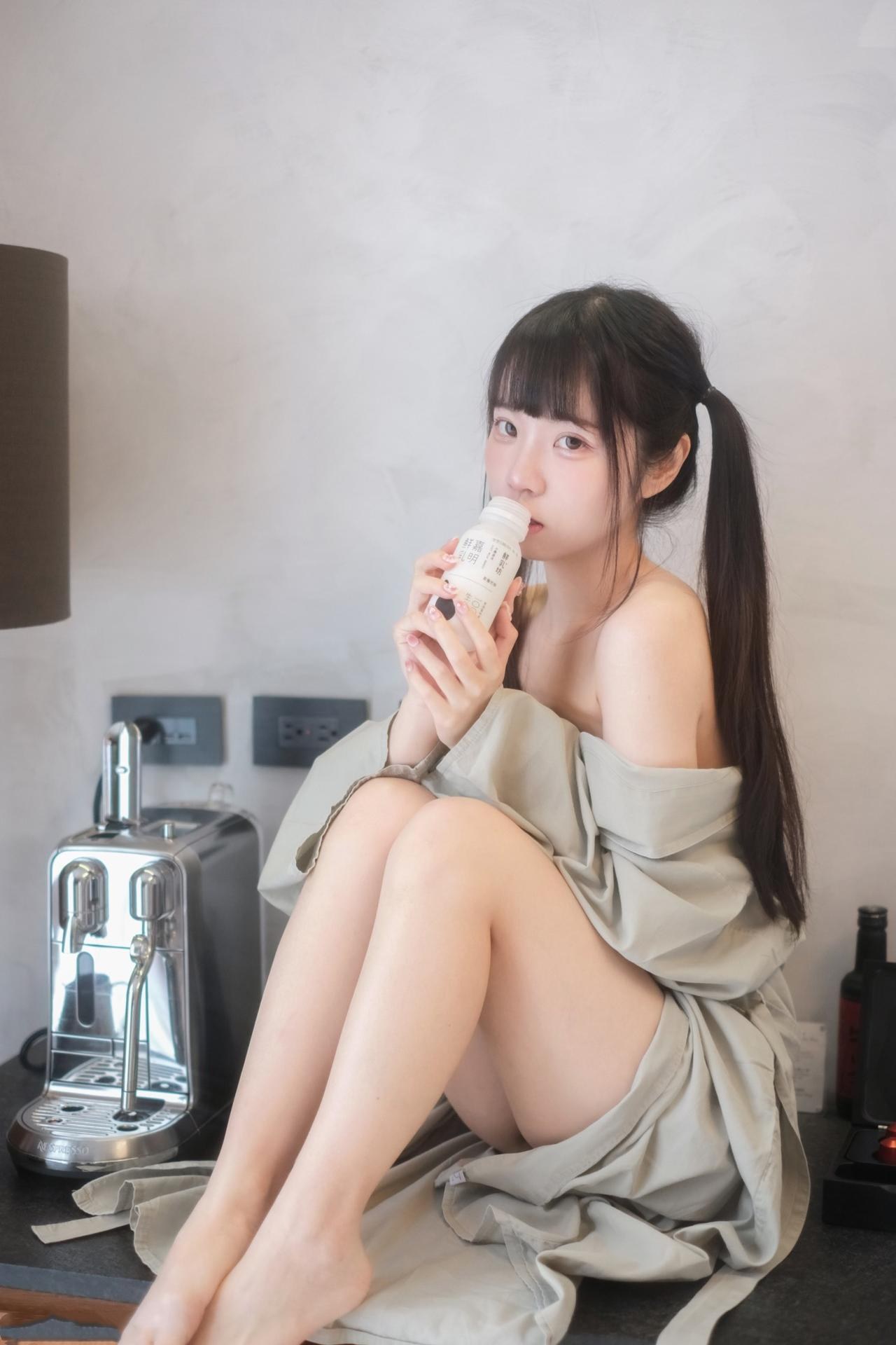 [私房] 可可小白兔 - 阳台小兔兔私拍：兔耳内衣大尺度私房 68P