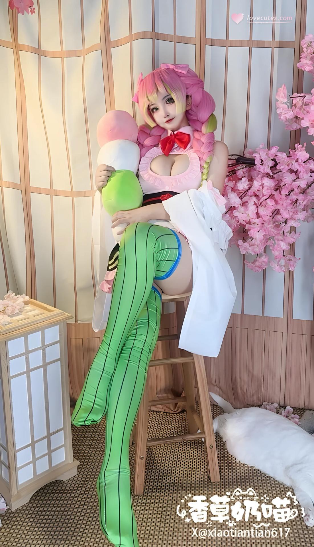 [Cosplay] Xiangcao Naimiao - Demon Slayer Mitsuri Kanroji deluxe cosplay 204P71V