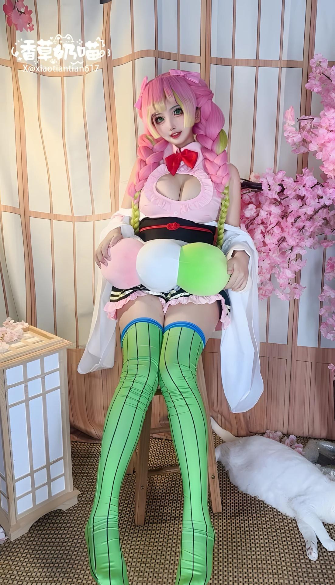 [Cosplay] Xiangcao Naimiao - Demon Slayer Mitsuri Kanroji deluxe cosplay 204P71V