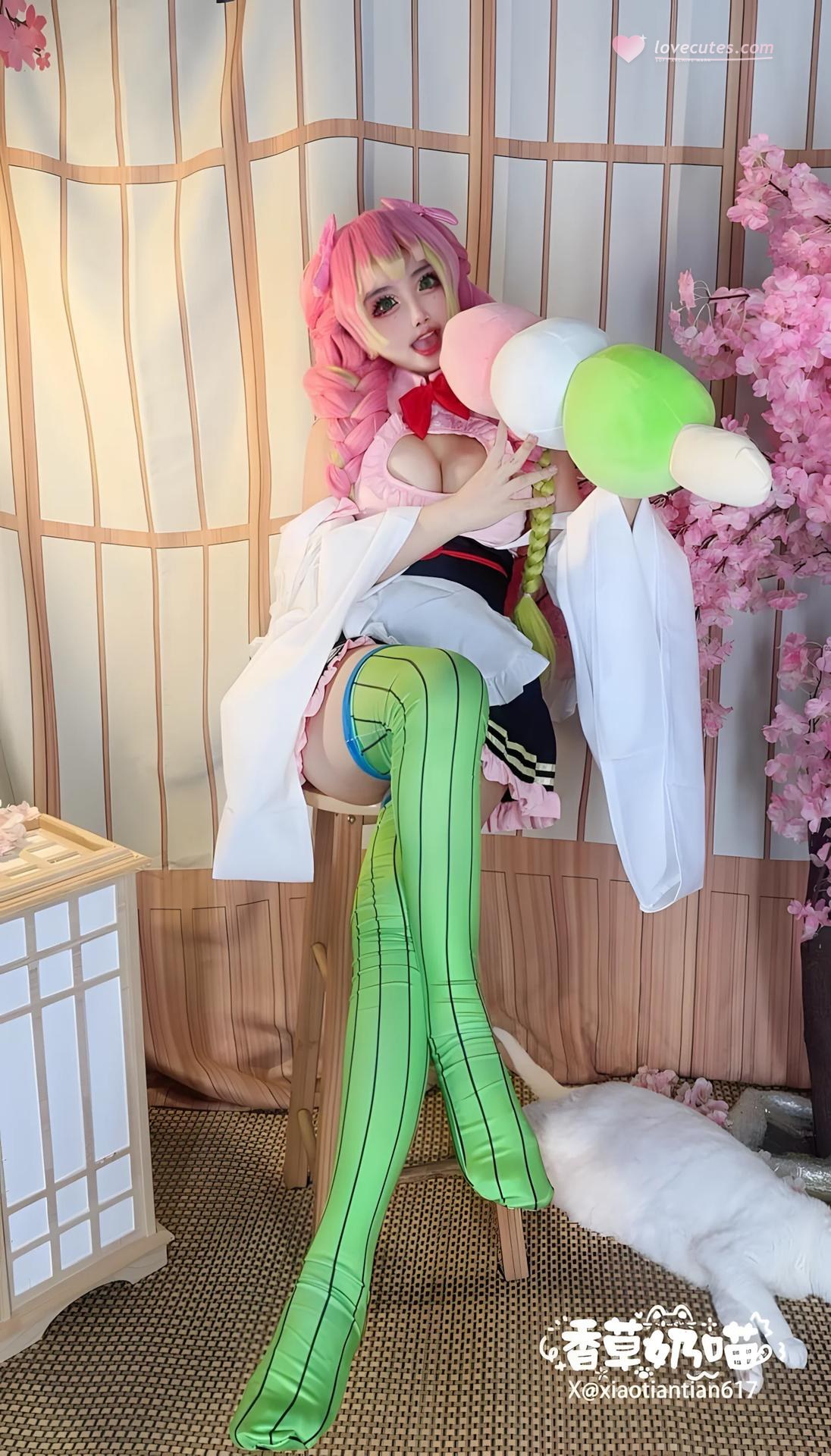 [Cosplay] Xiangcao Naimiao - Demon Slayer Mitsuri Kanroji deluxe cosplay 204P71V