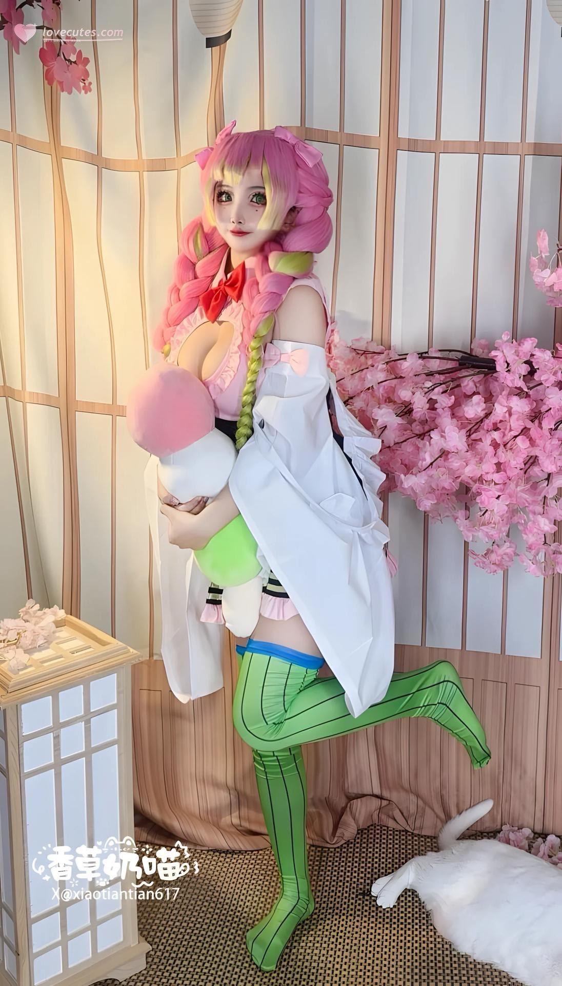[Cosplay] Xiangcao Naimiao - Demon Slayer Mitsuri Kanroji deluxe cosplay 204P71V