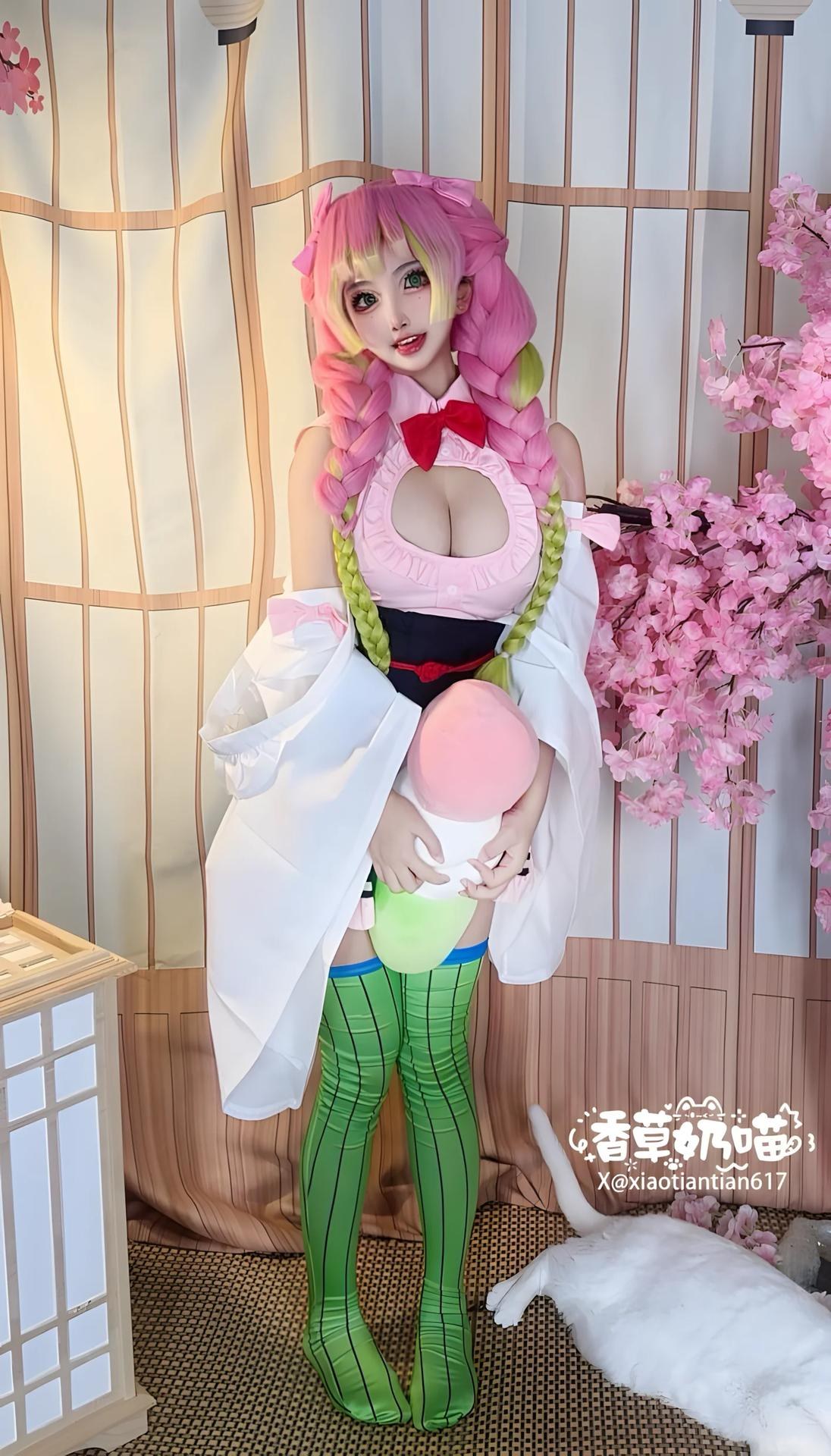 [Cosplay] Xiangcao Naimiao - Demon Slayer Mitsuri Kanroji deluxe cosplay 204P71V