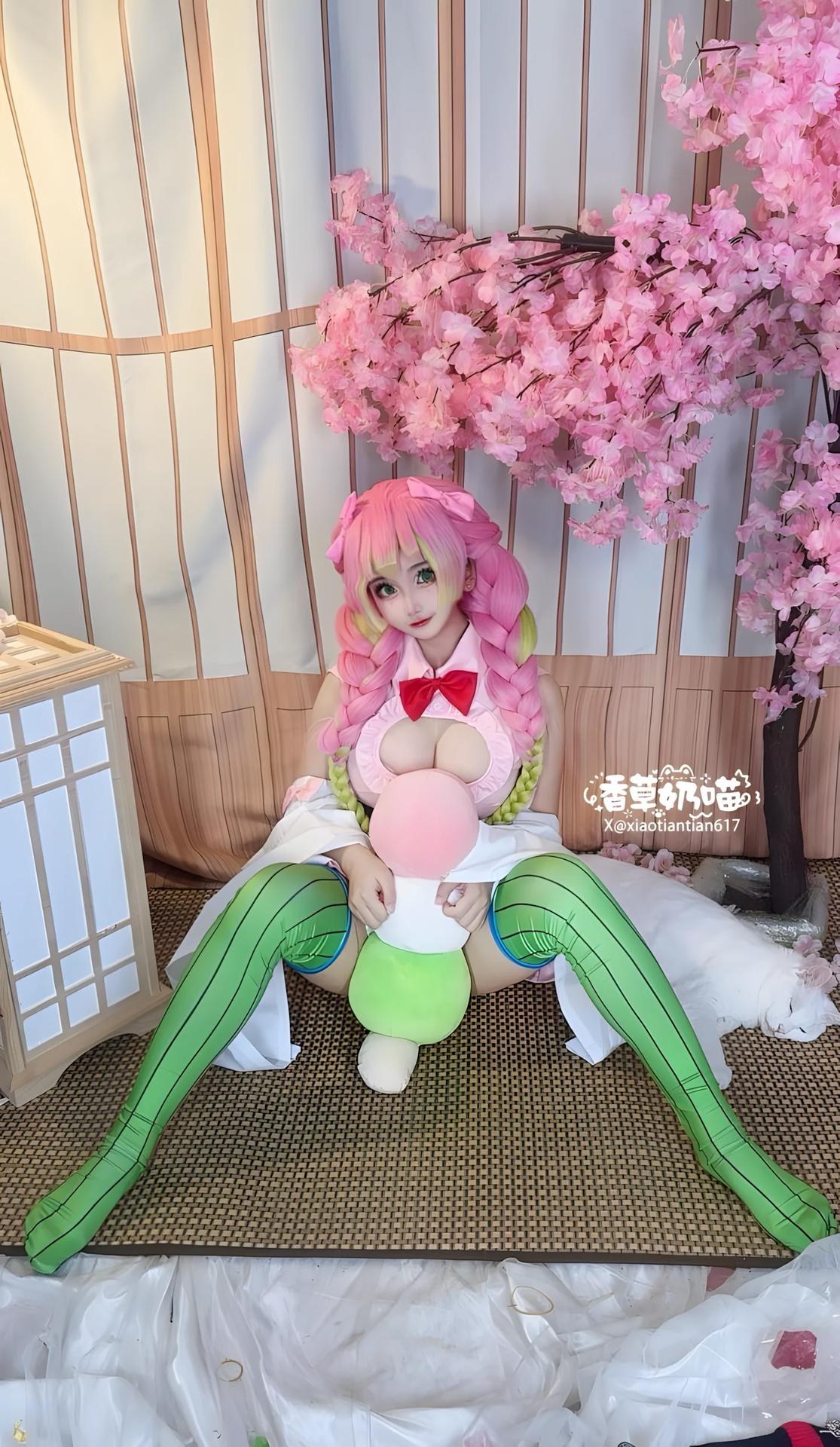 [cosplay] Xiangcao Naimiao - ชุดภาพ Demon Slayer Mitsuri Kanroji deluxe cosplay 204P71V