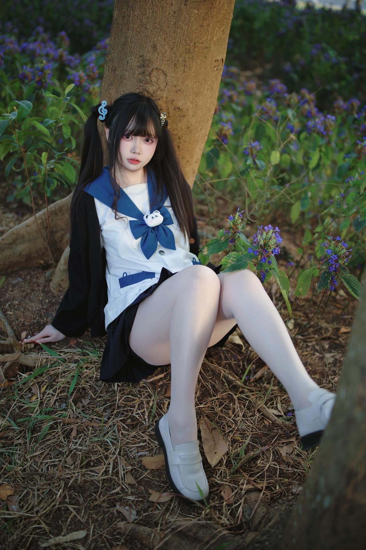[Photo Set] Luosang w Yizi - MissKON coser school-uniform styling, uniform styling, white stockings, leg-focused poses 38P